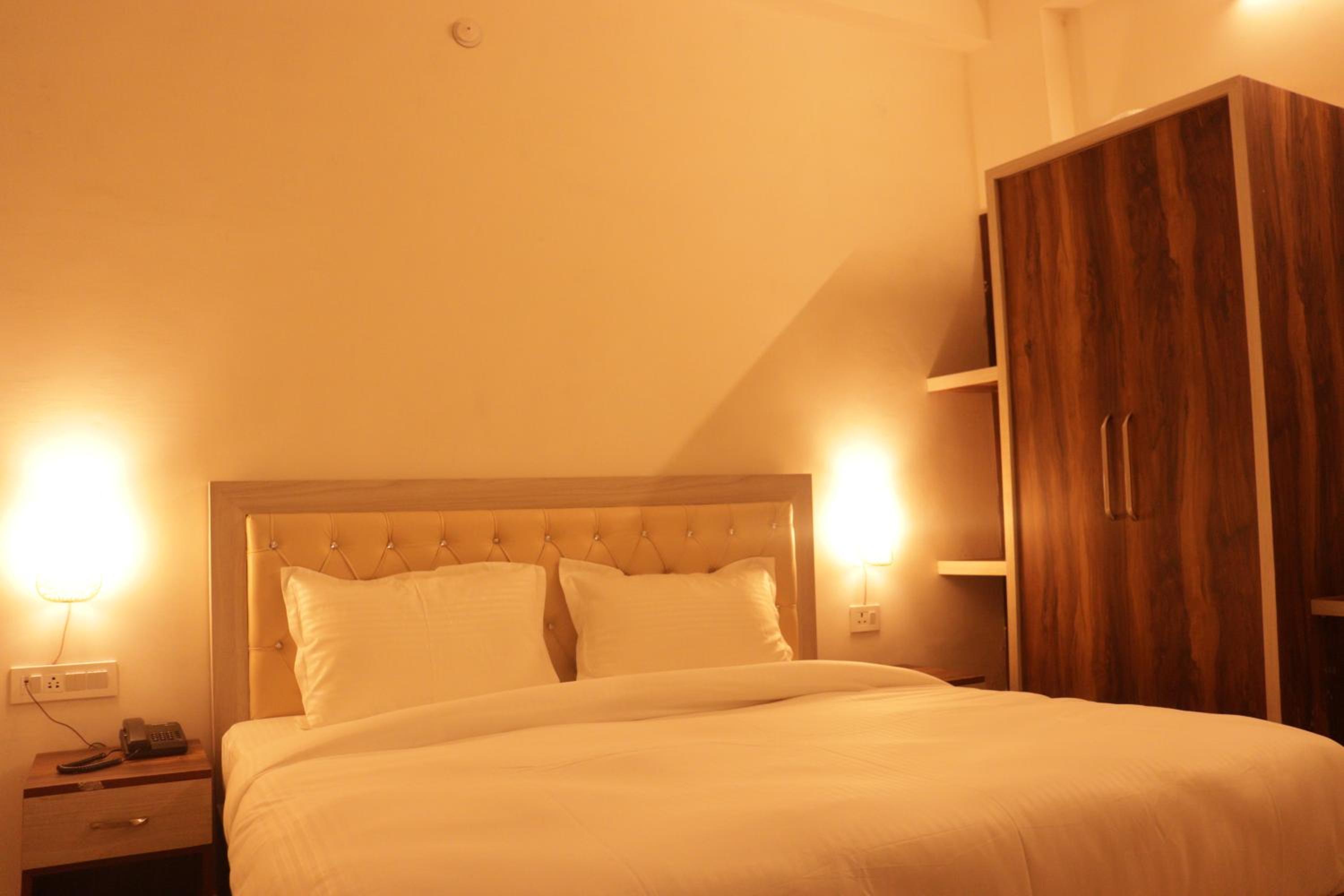 Deluxe Room - Photo 11