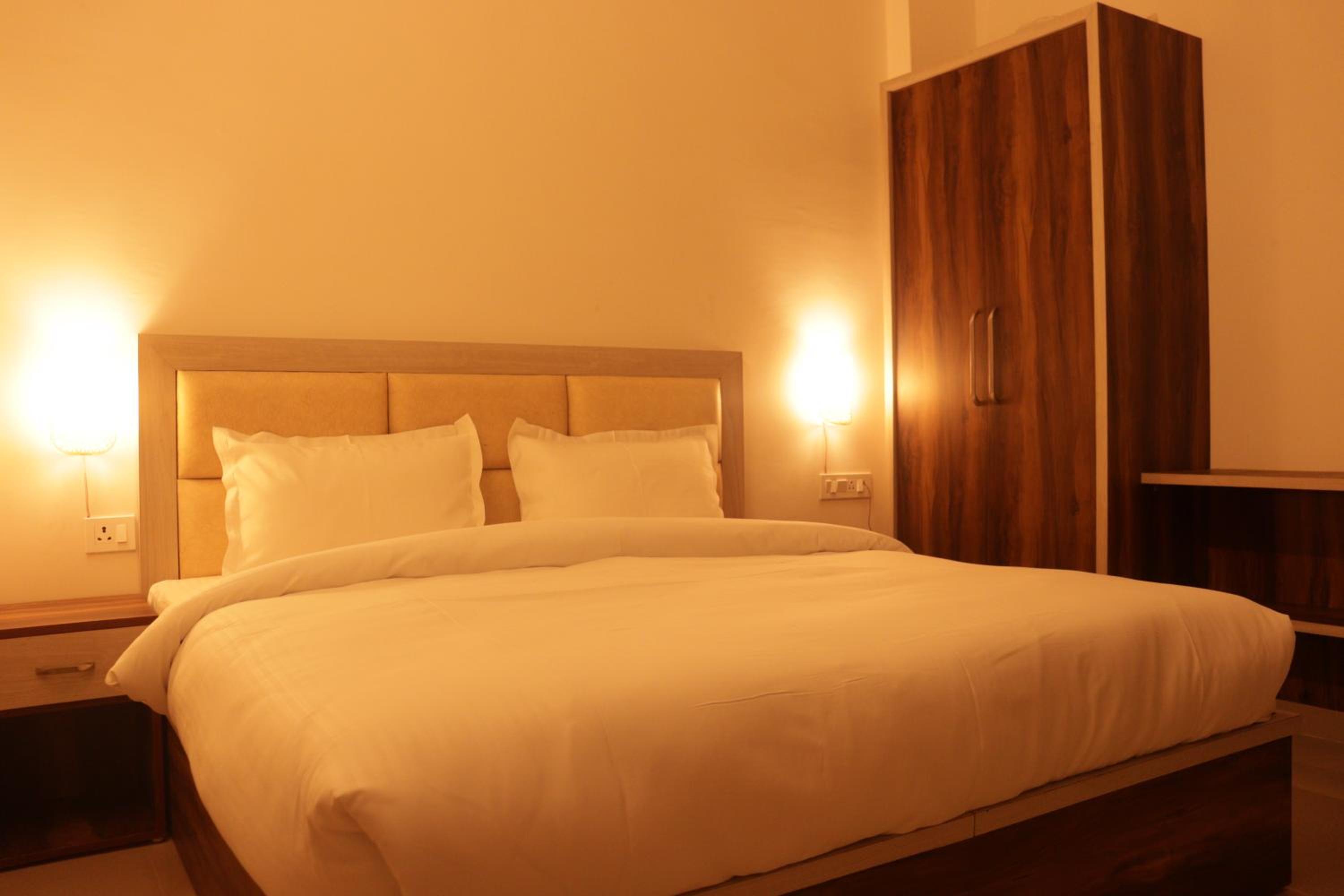 Deluxe Room - Photo 9