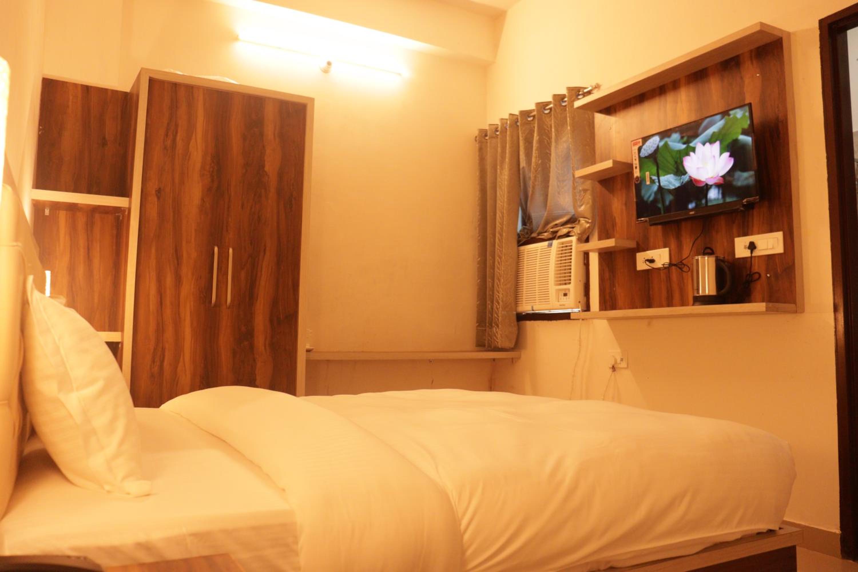 Deluxe King Room - Photo 1