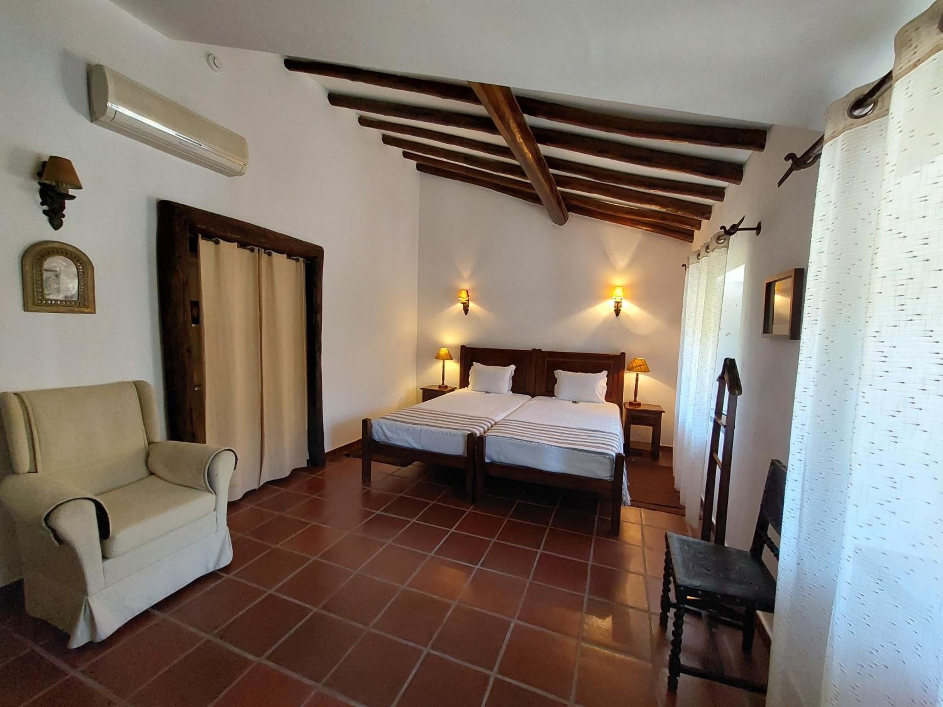 Twin Room - Photo 2