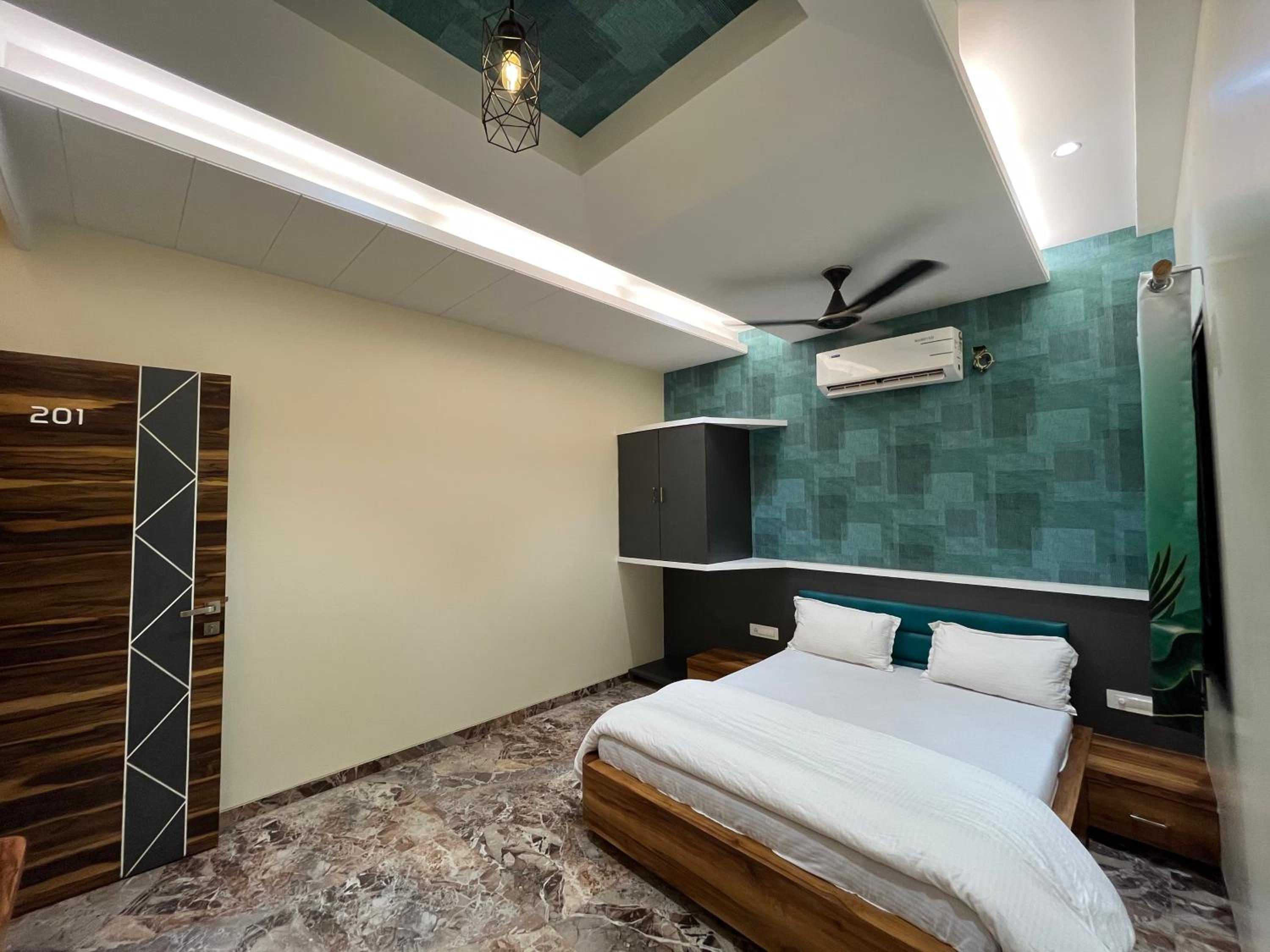 Deluxe Room (2 Adults + 1 Child) photo 1