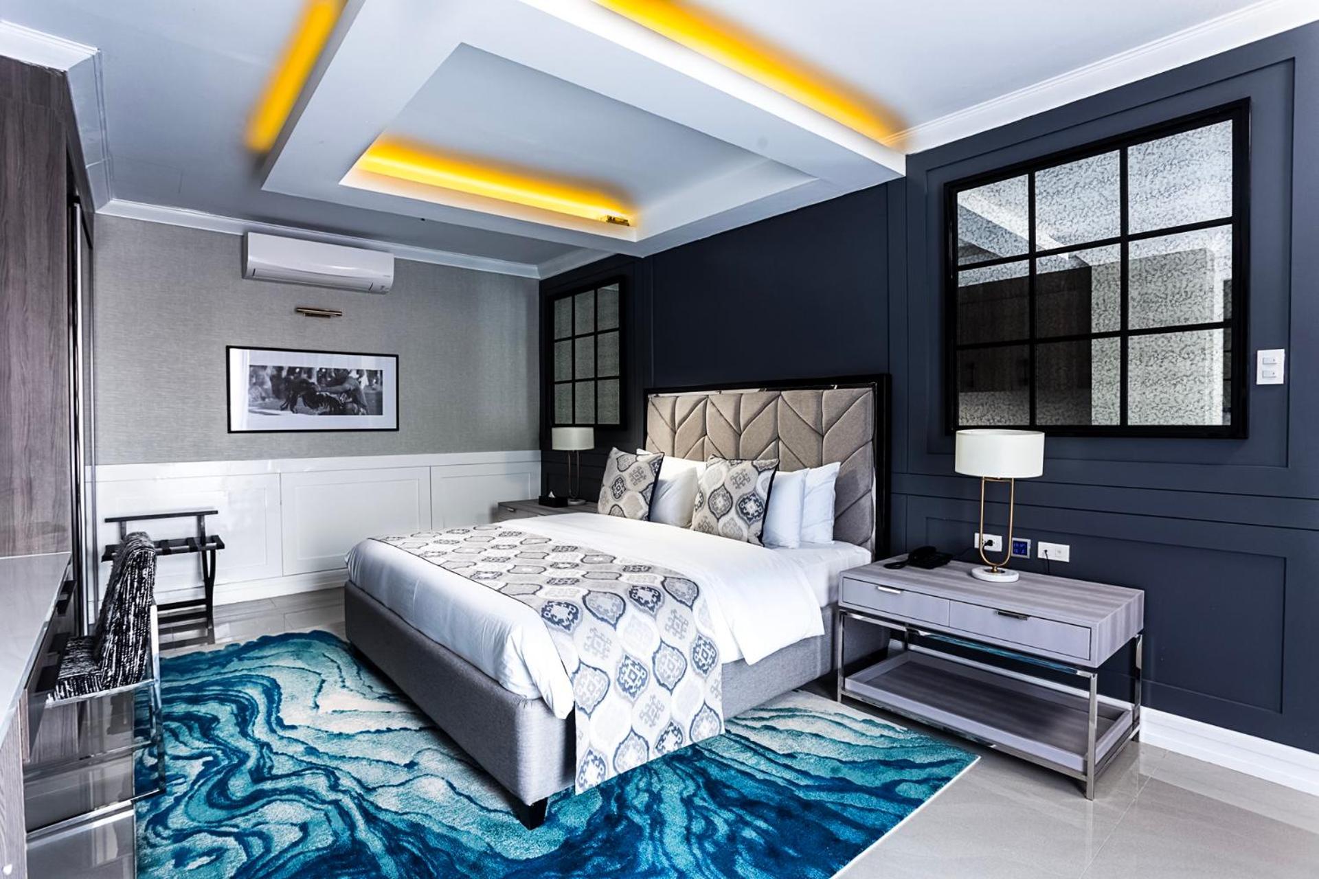 Executive Suite - Photo 1