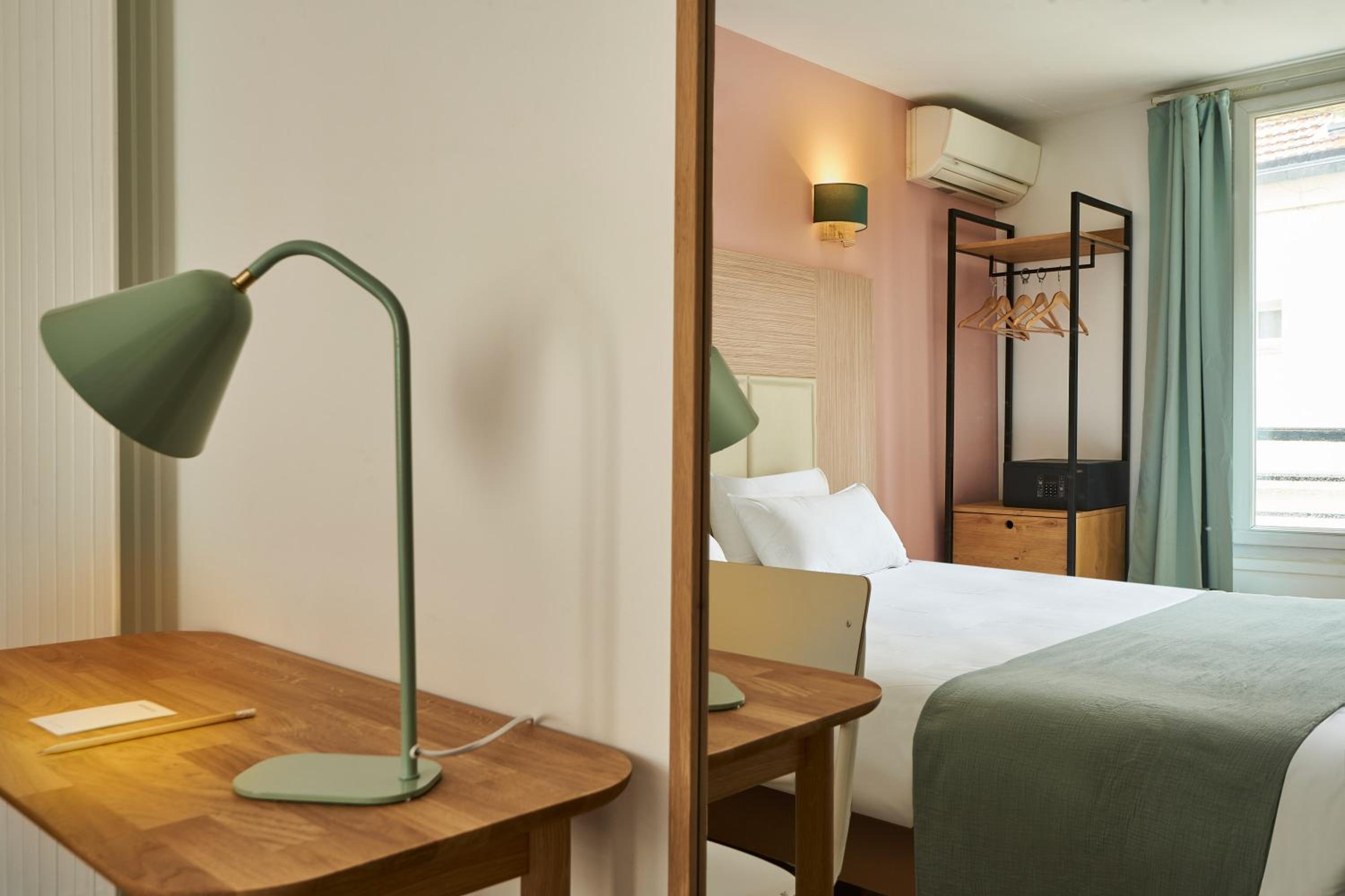 Superior Double Room thumbnail 6