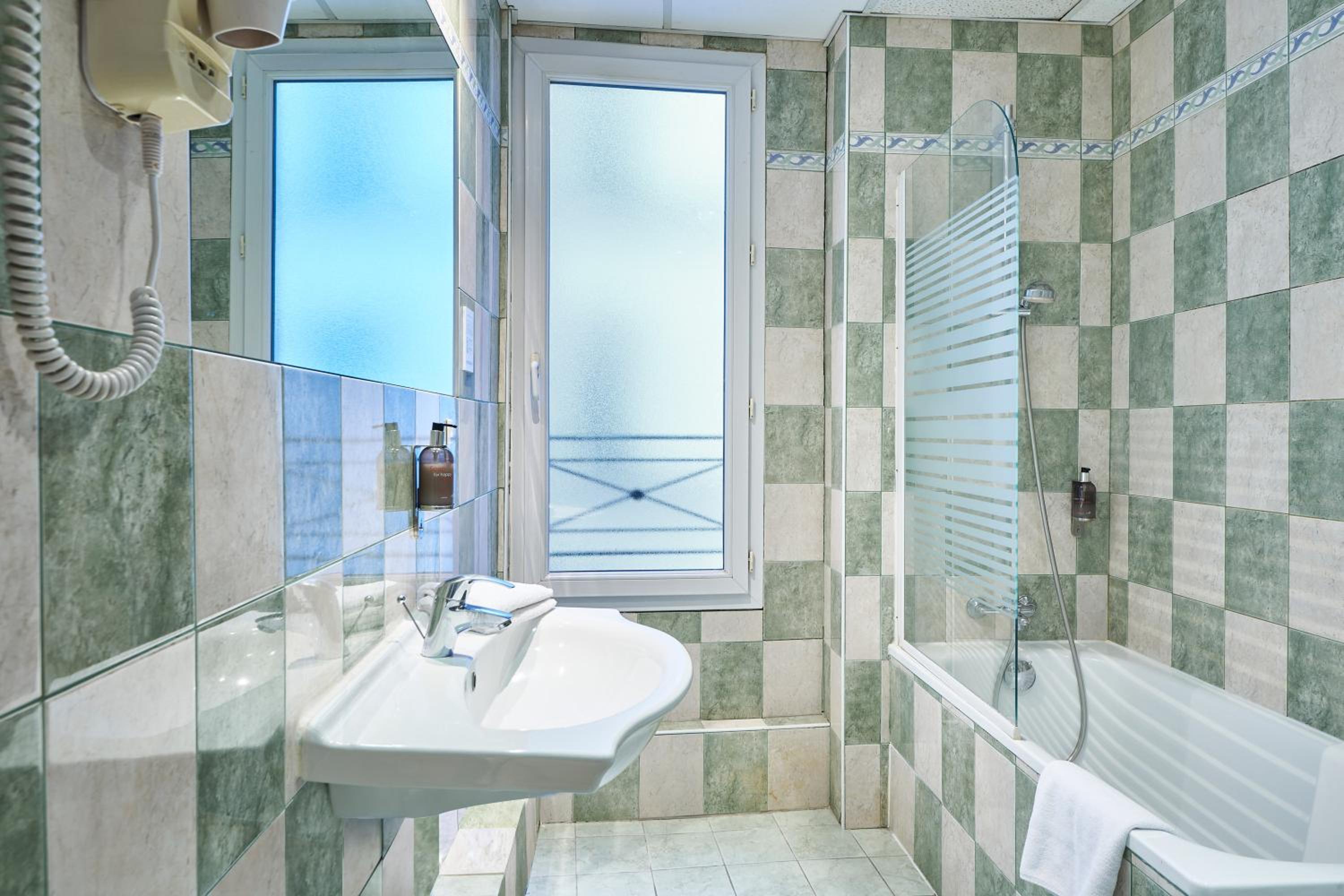 Superior Double Room thumbnail 5