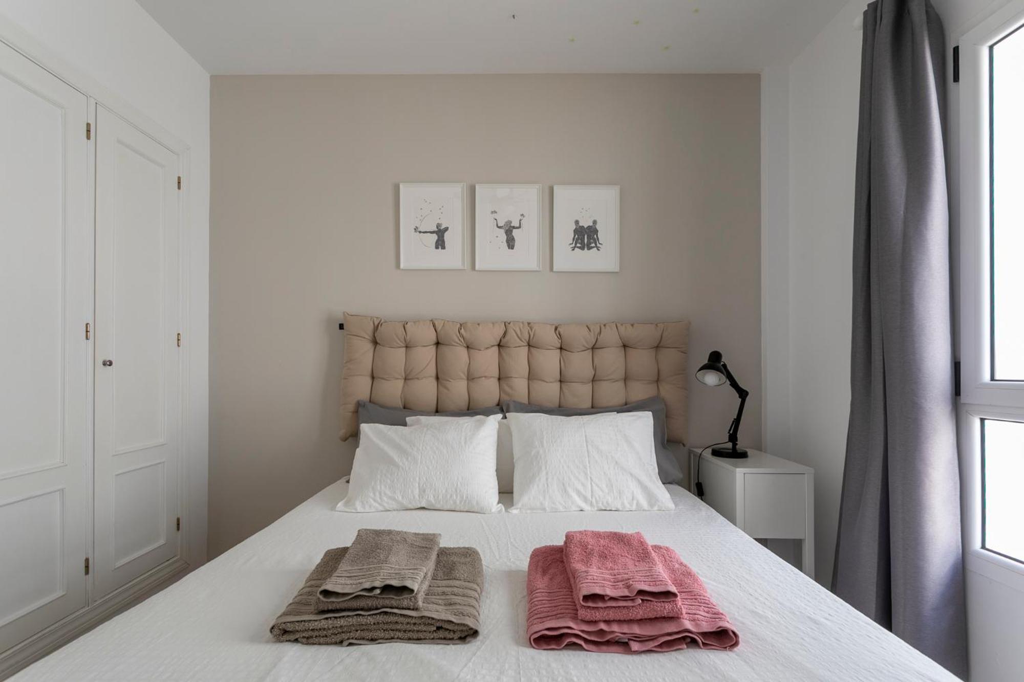 Apartment with Balcony - Photo 7
