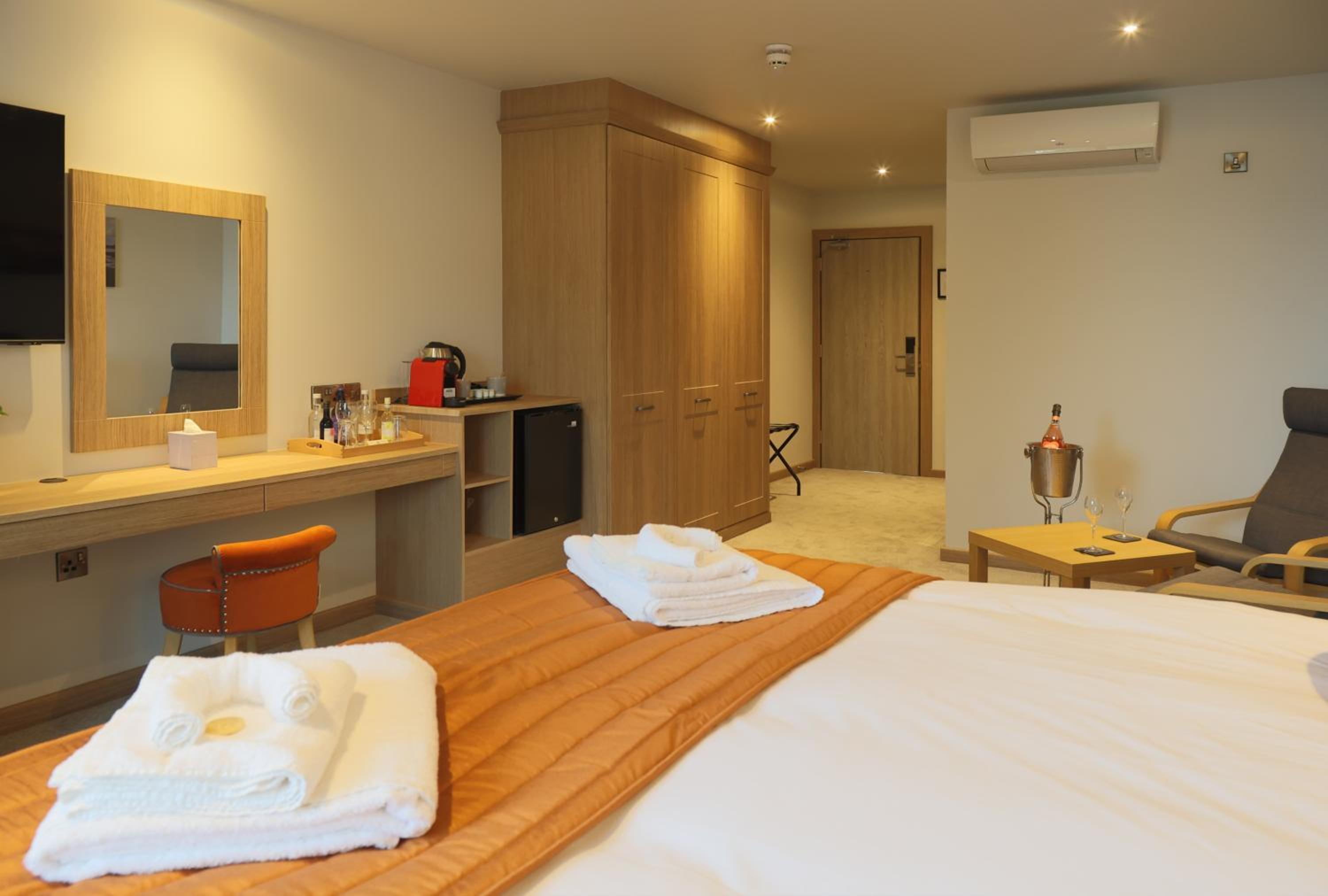 Deluxe Double Room with Balcony and Sea View - Photo 10