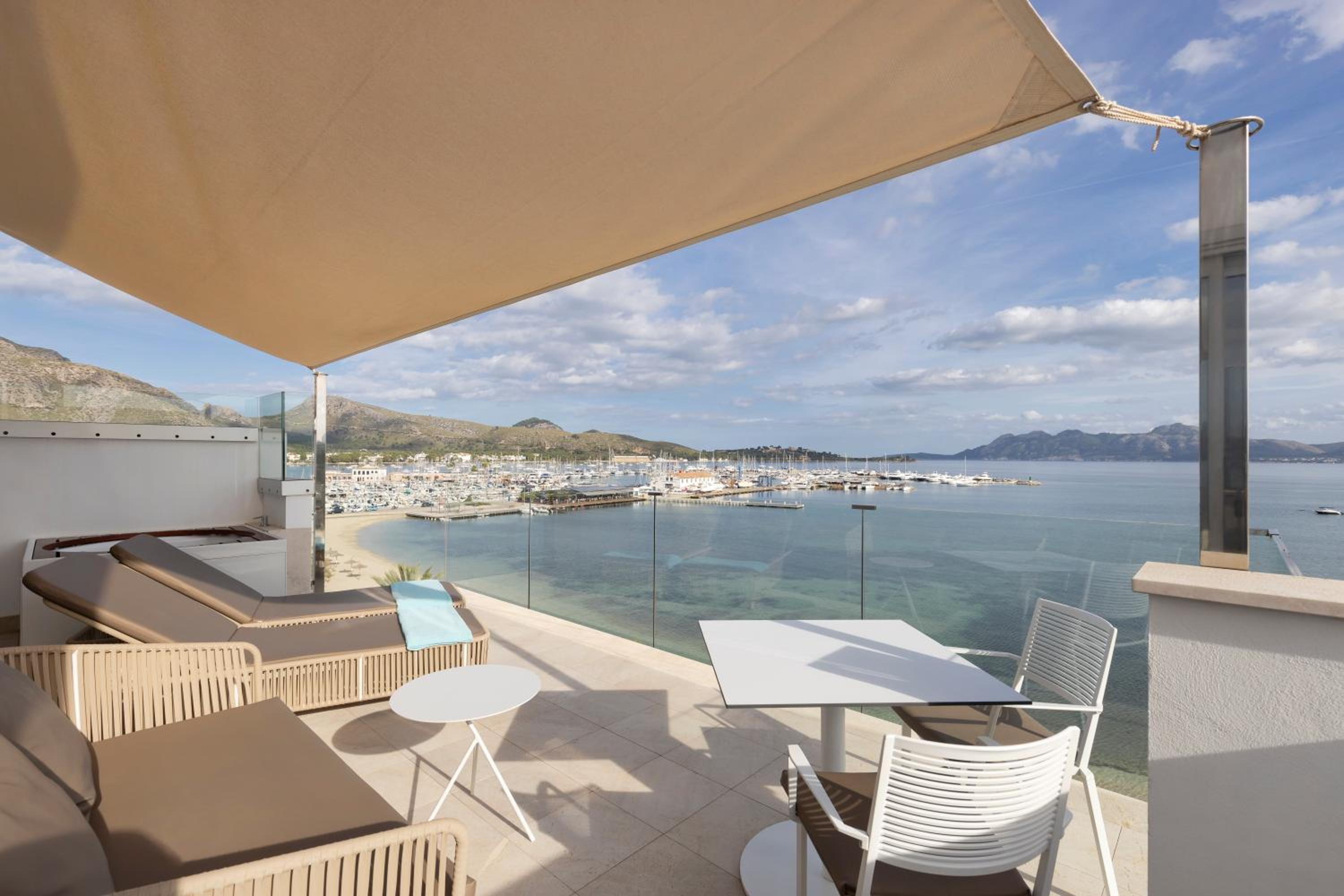 Junior Suite with Terrace and Frontal Sea View
