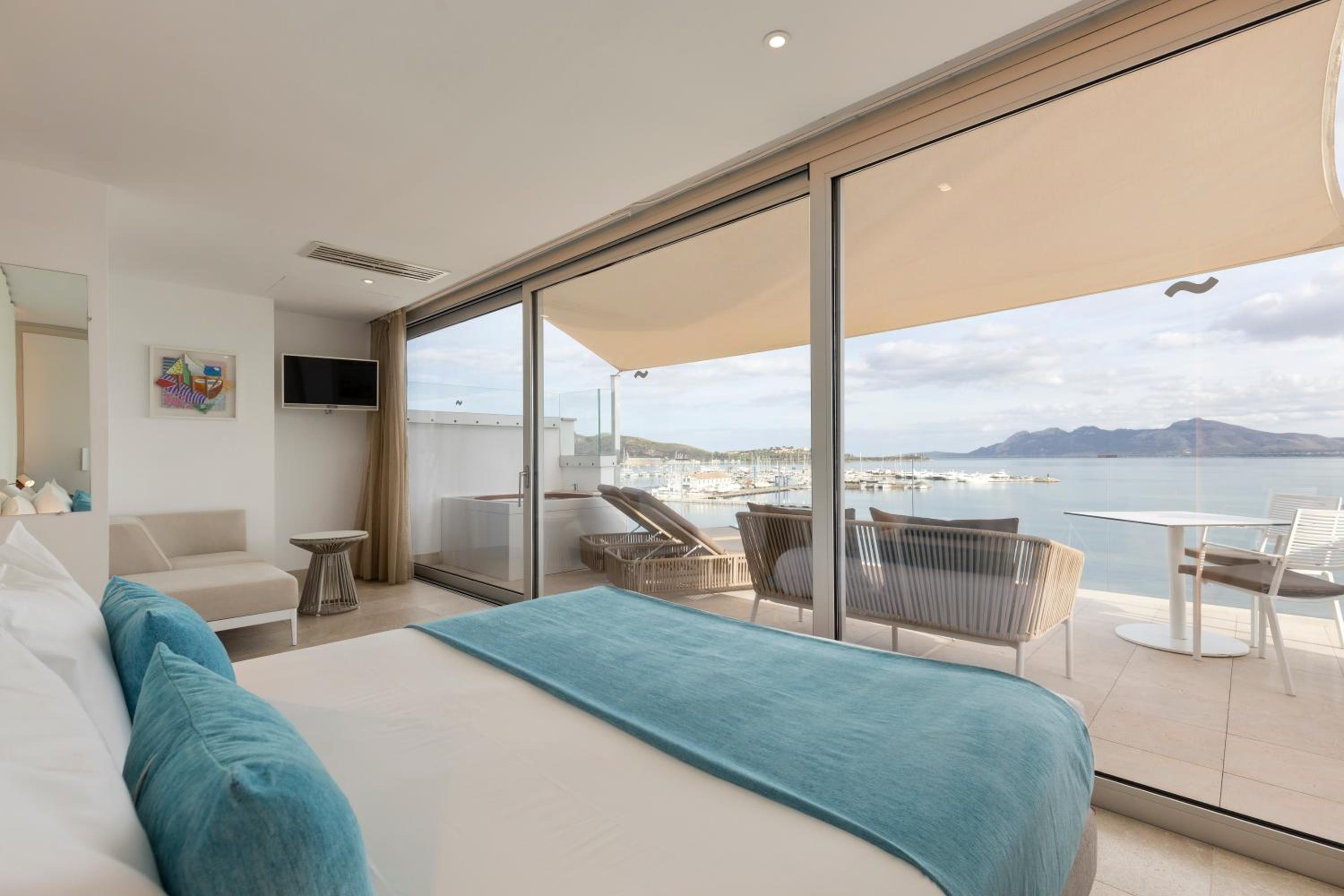 Junior Suite with Terrace and Frontal Sea View photo 2