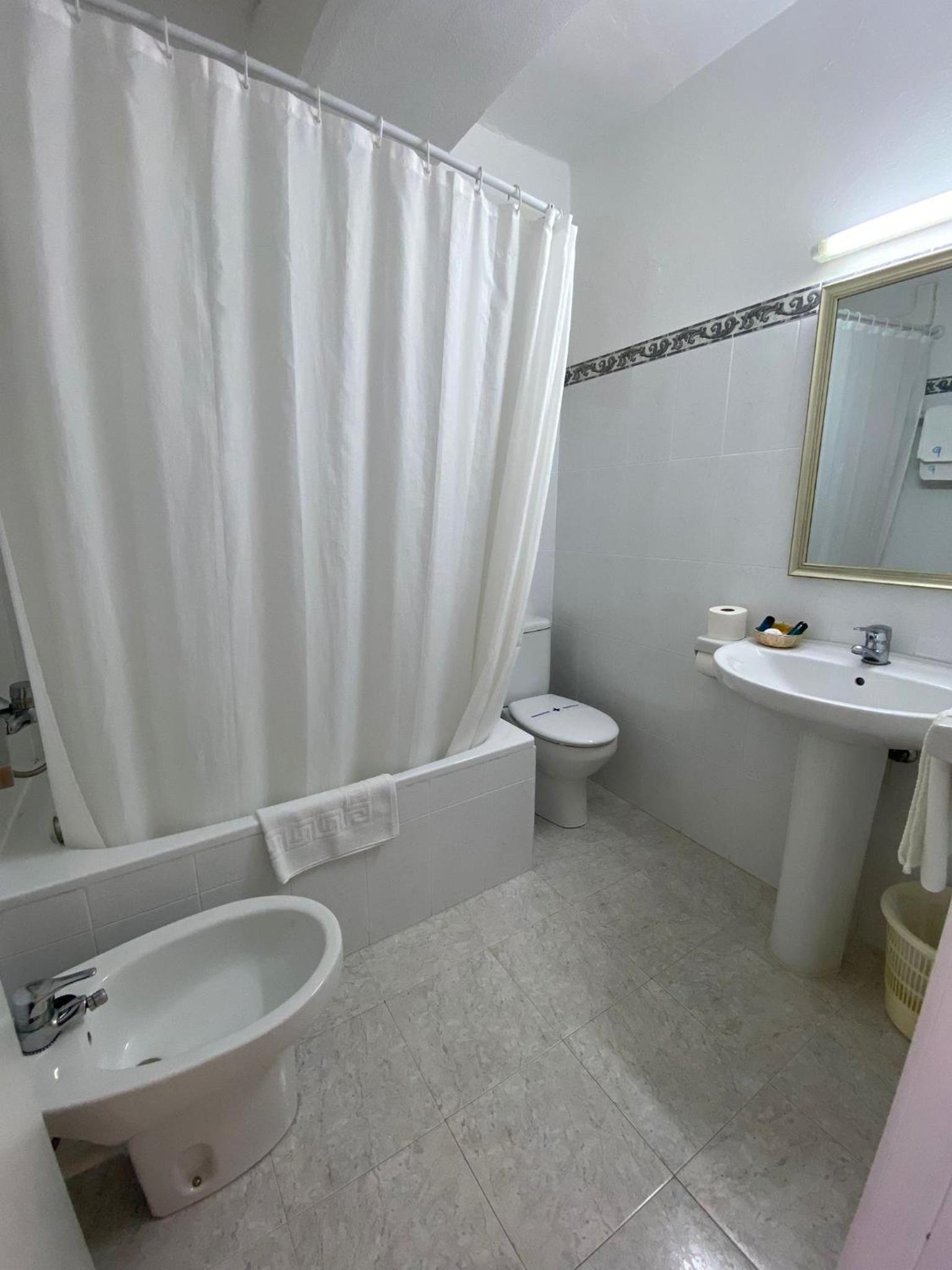 Twin Room with Private Bathroom - Photo 2