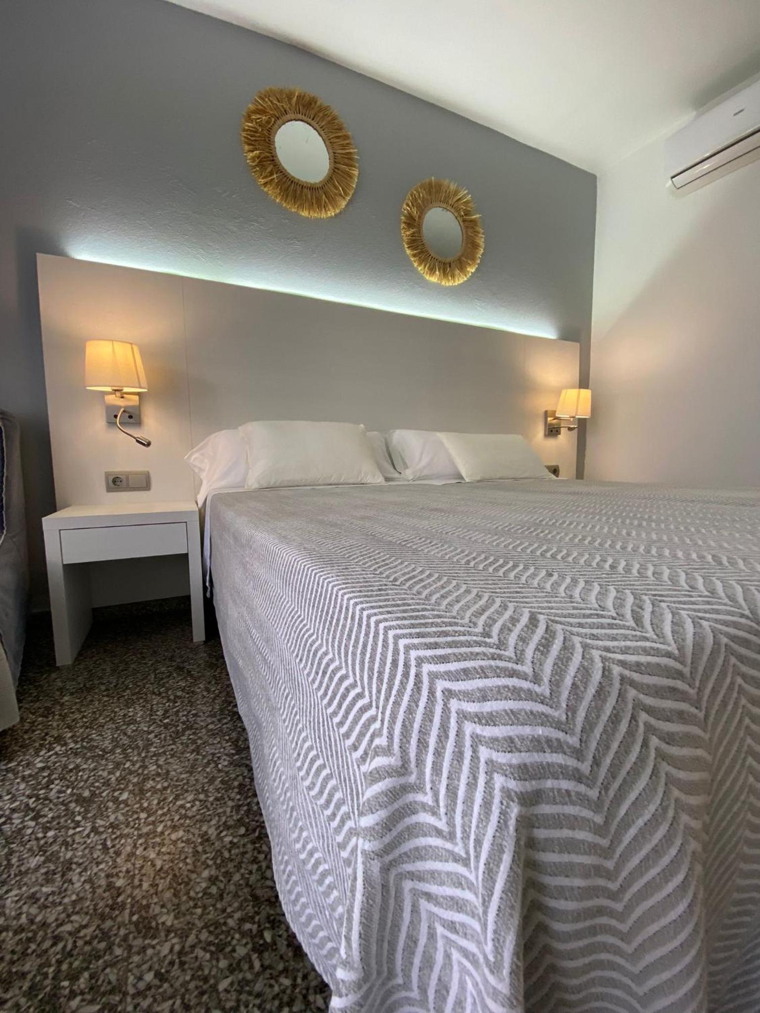 Twin Room with Private Bathroom - Photo 6