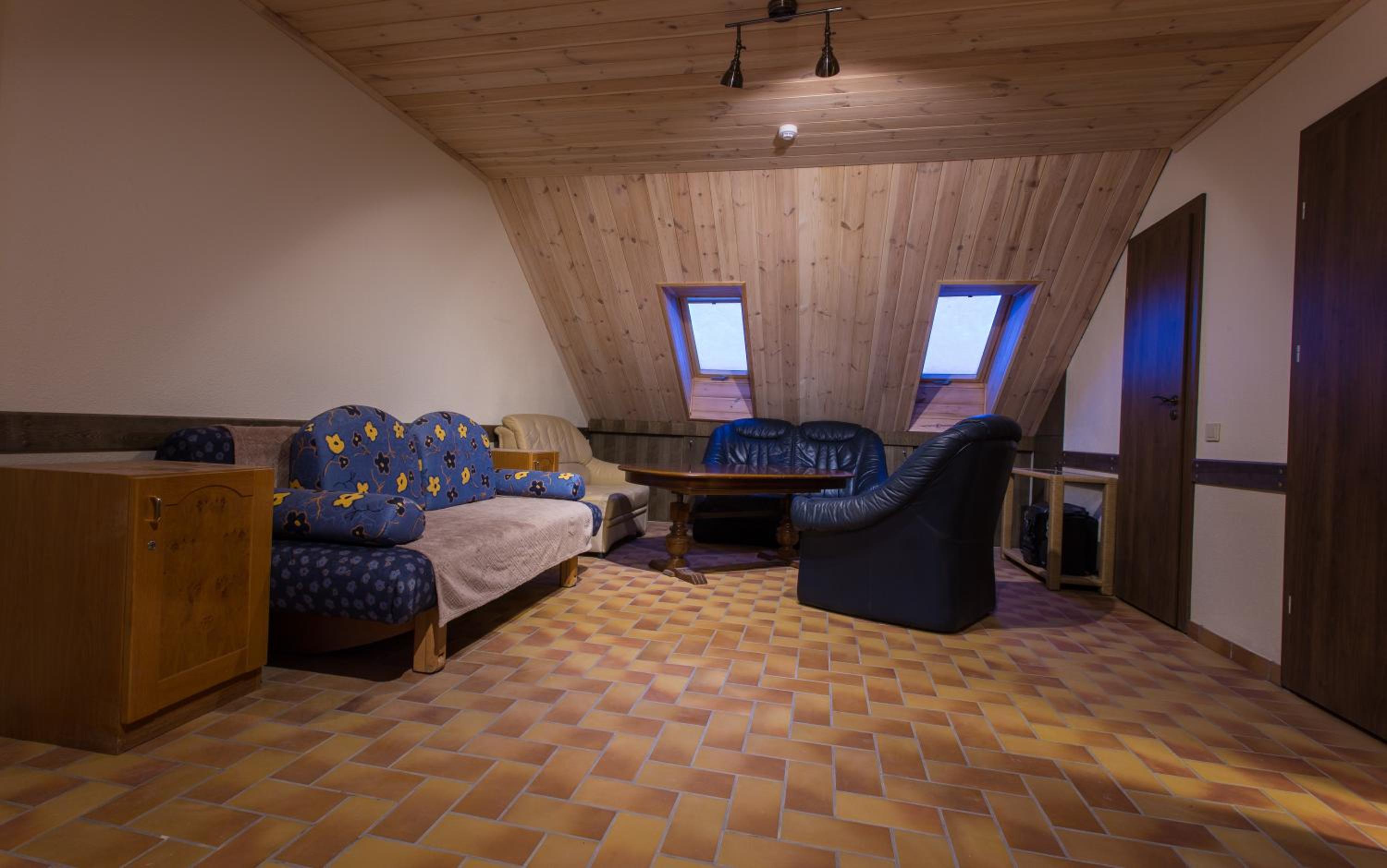 Large Family Room - Photo 2