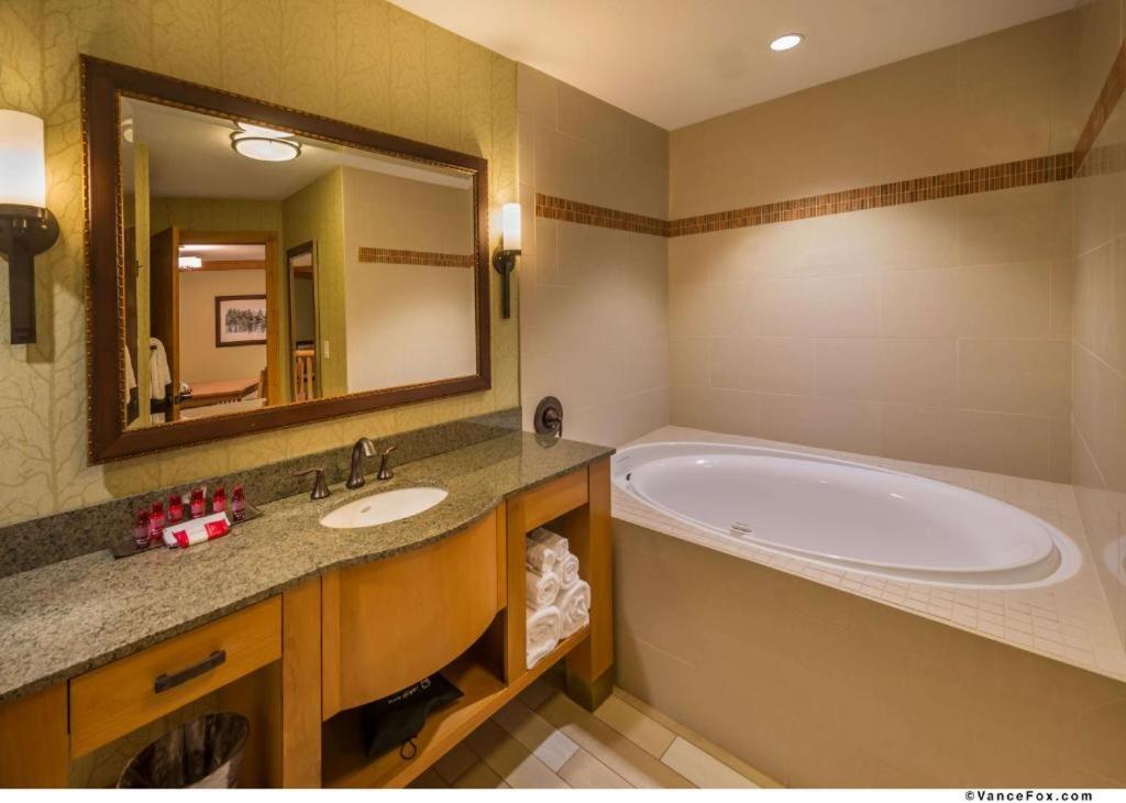 King Suite with Sofa Bed and Whirlpool - Photo 3