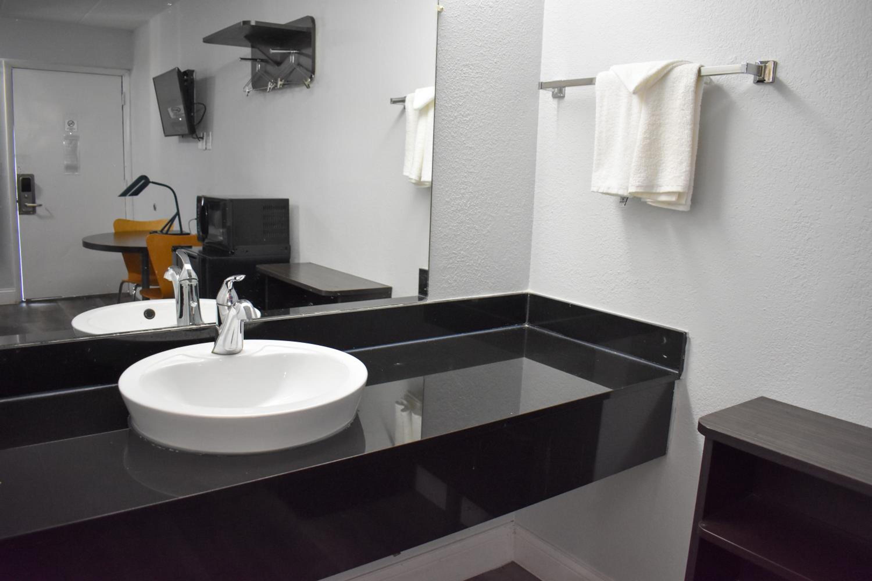 King Room - Disability Access - Non-Smoking - Photo 8