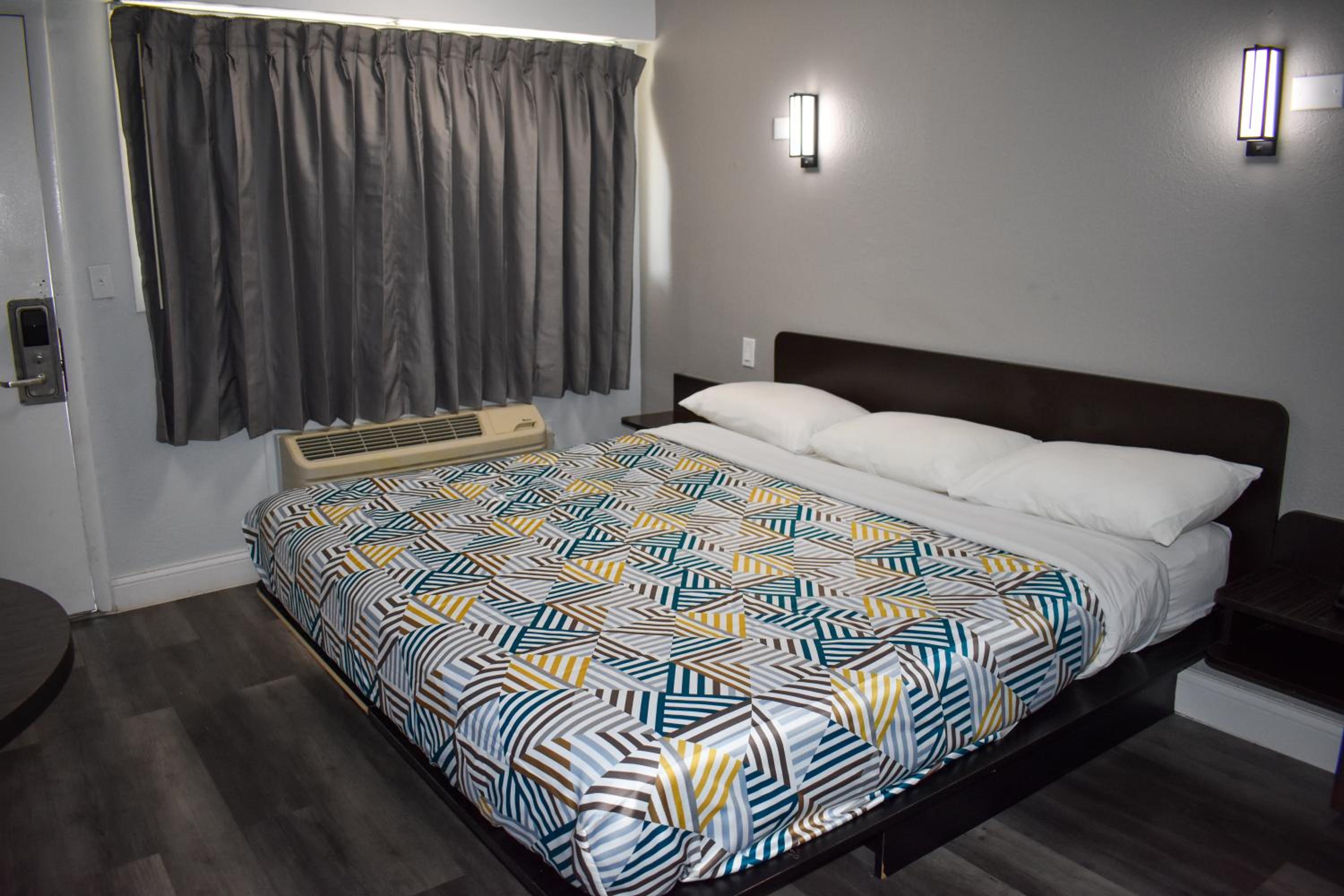 King Room - Non-Smoking - Photo 6
