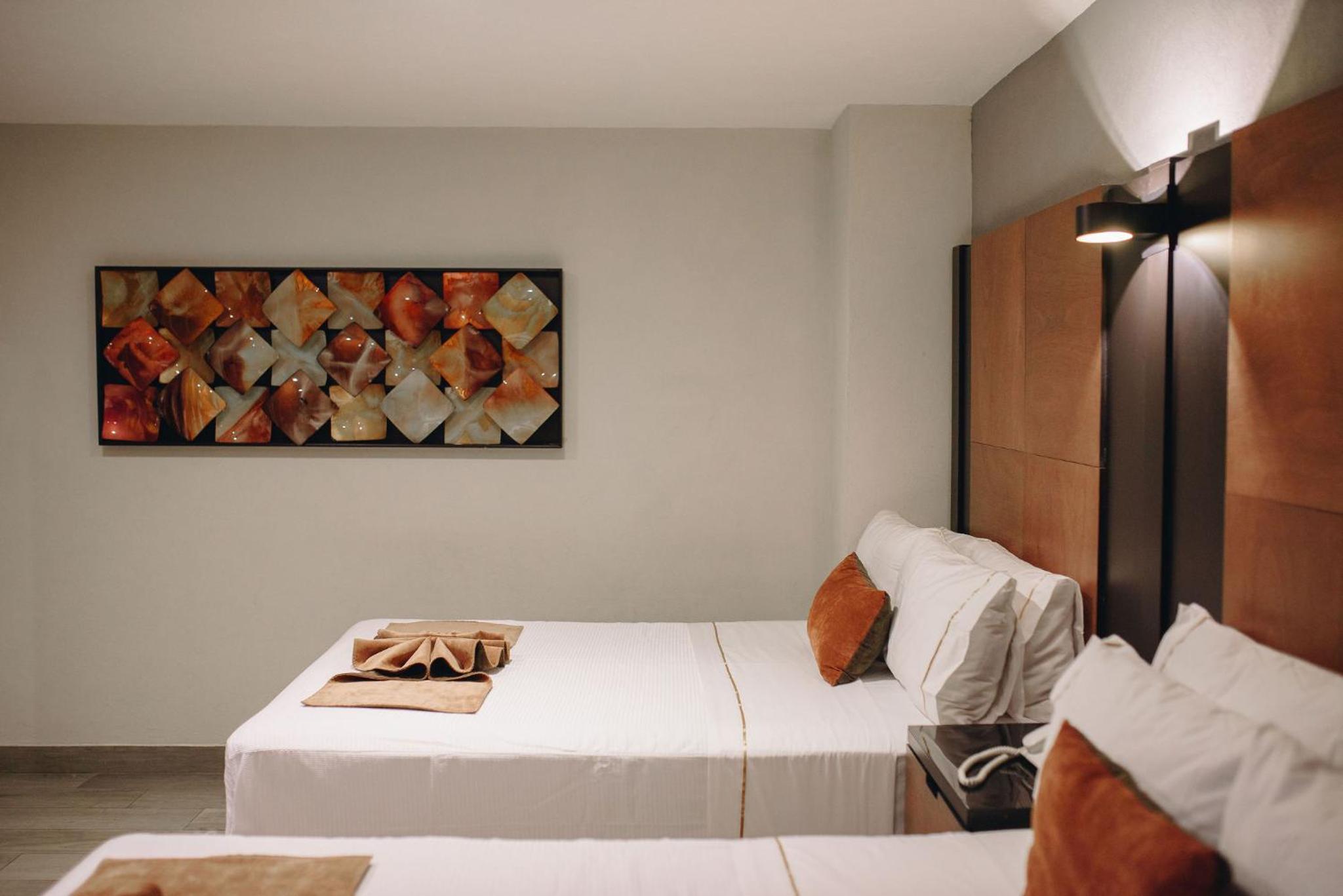 Standard Double Room with Two Double Beds - No view - Photo 9