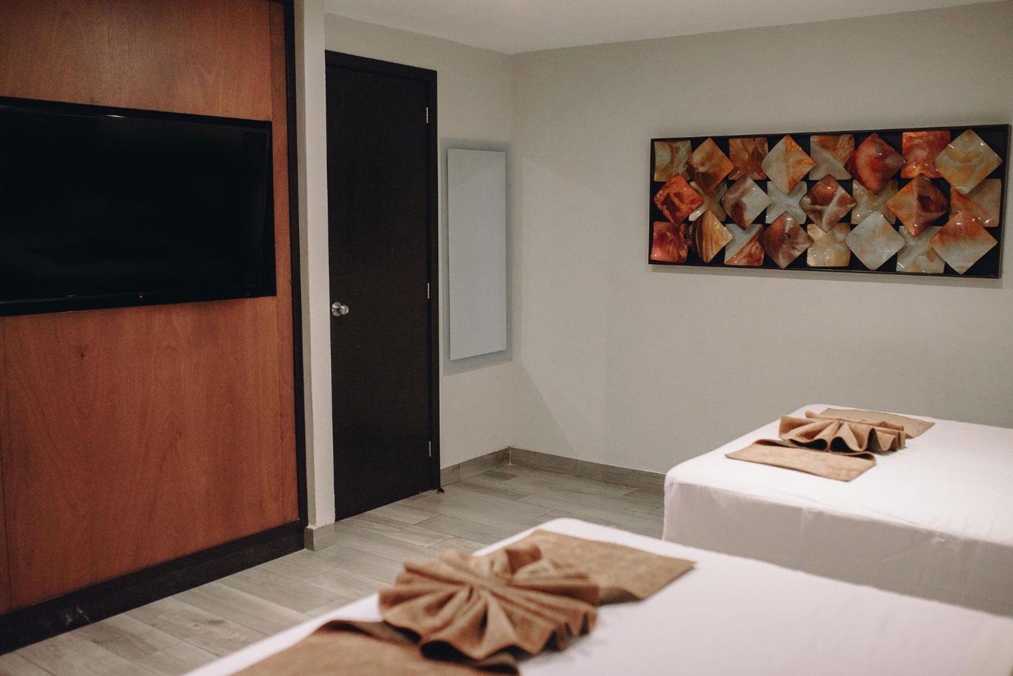 Standard Double Room with Two Double Beds - No view - Photo 10