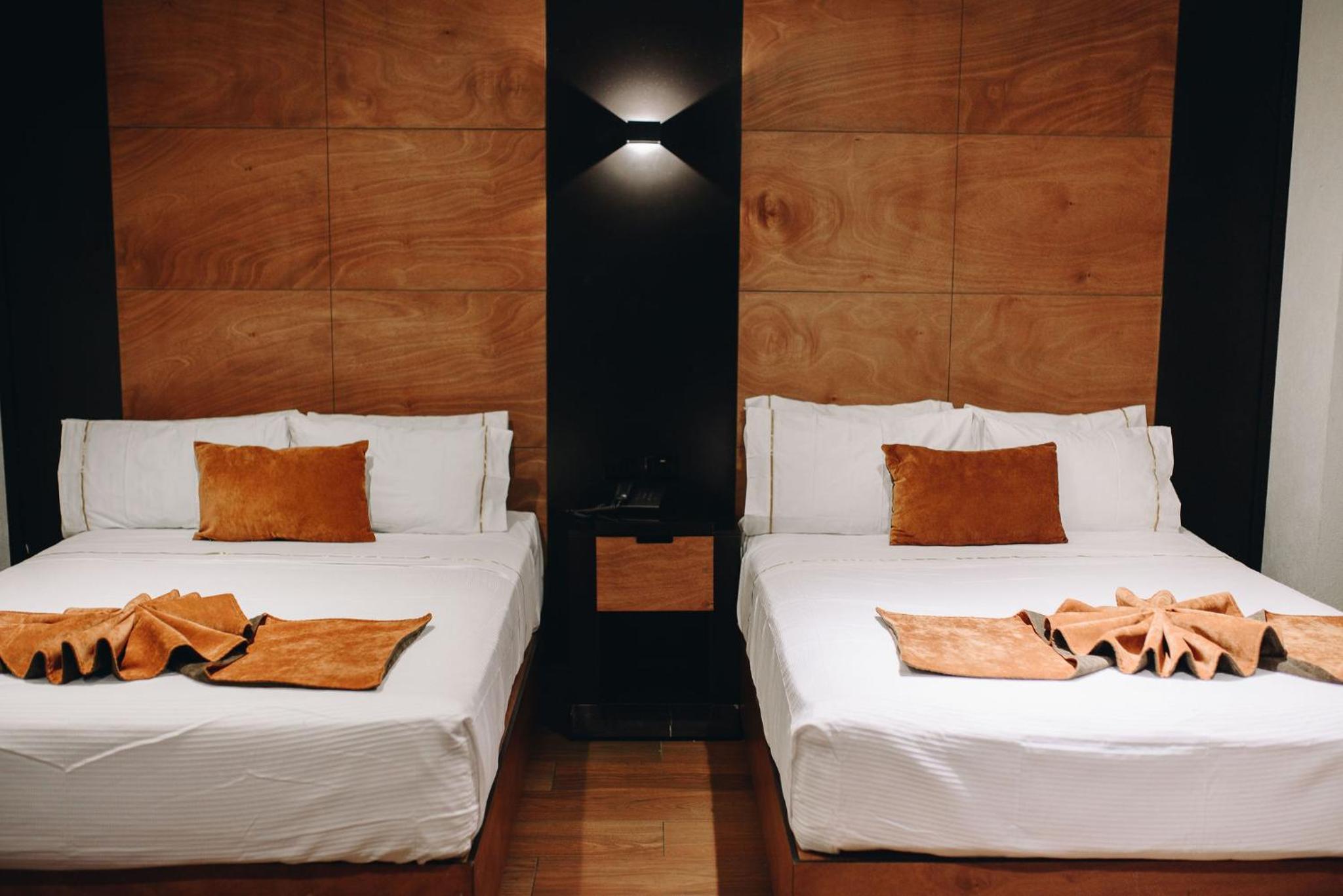 Standard Double Room with Two Double Beds - No view - Photo 11