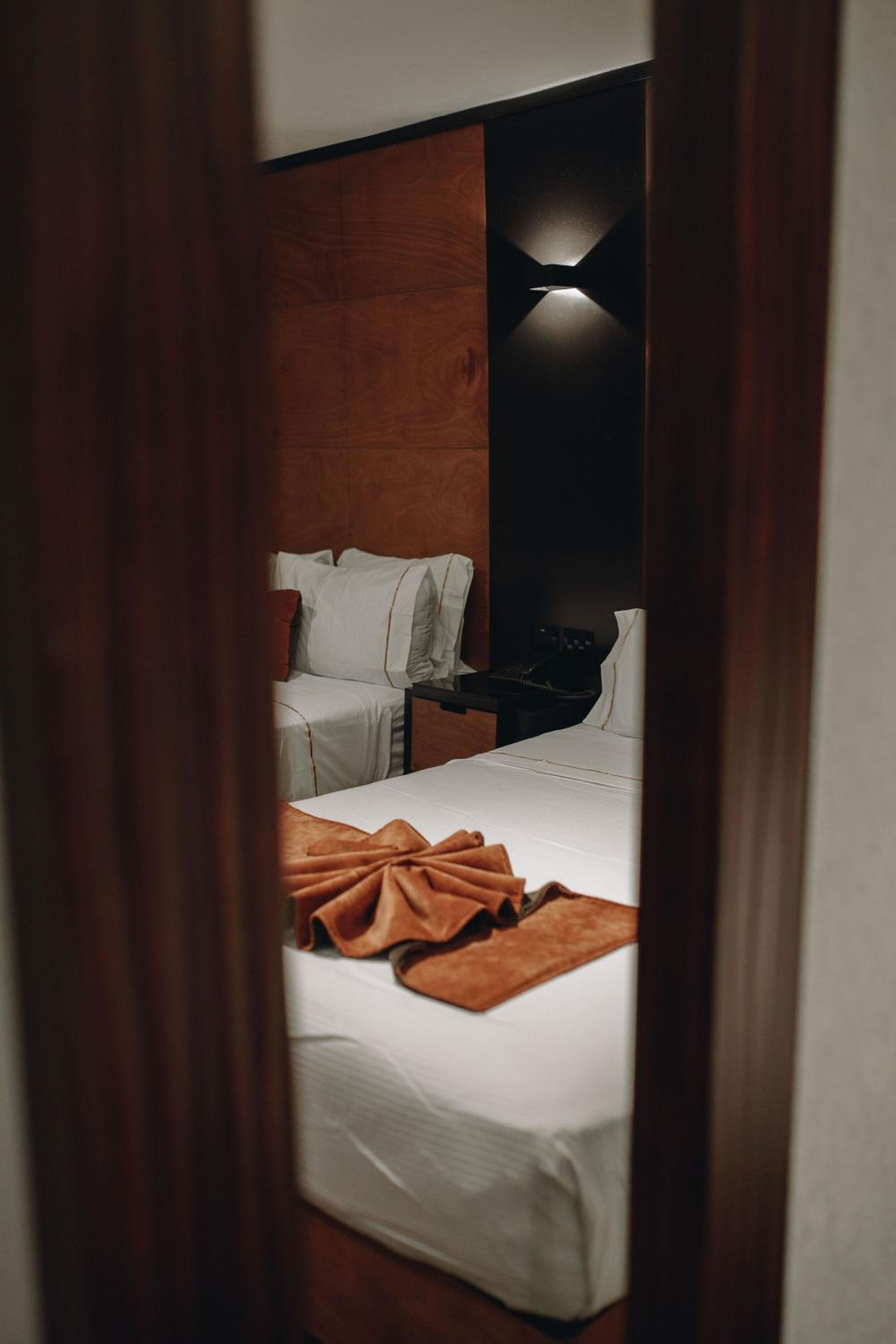 Standard Double Room with Two Double Beds - No view - Photo 12