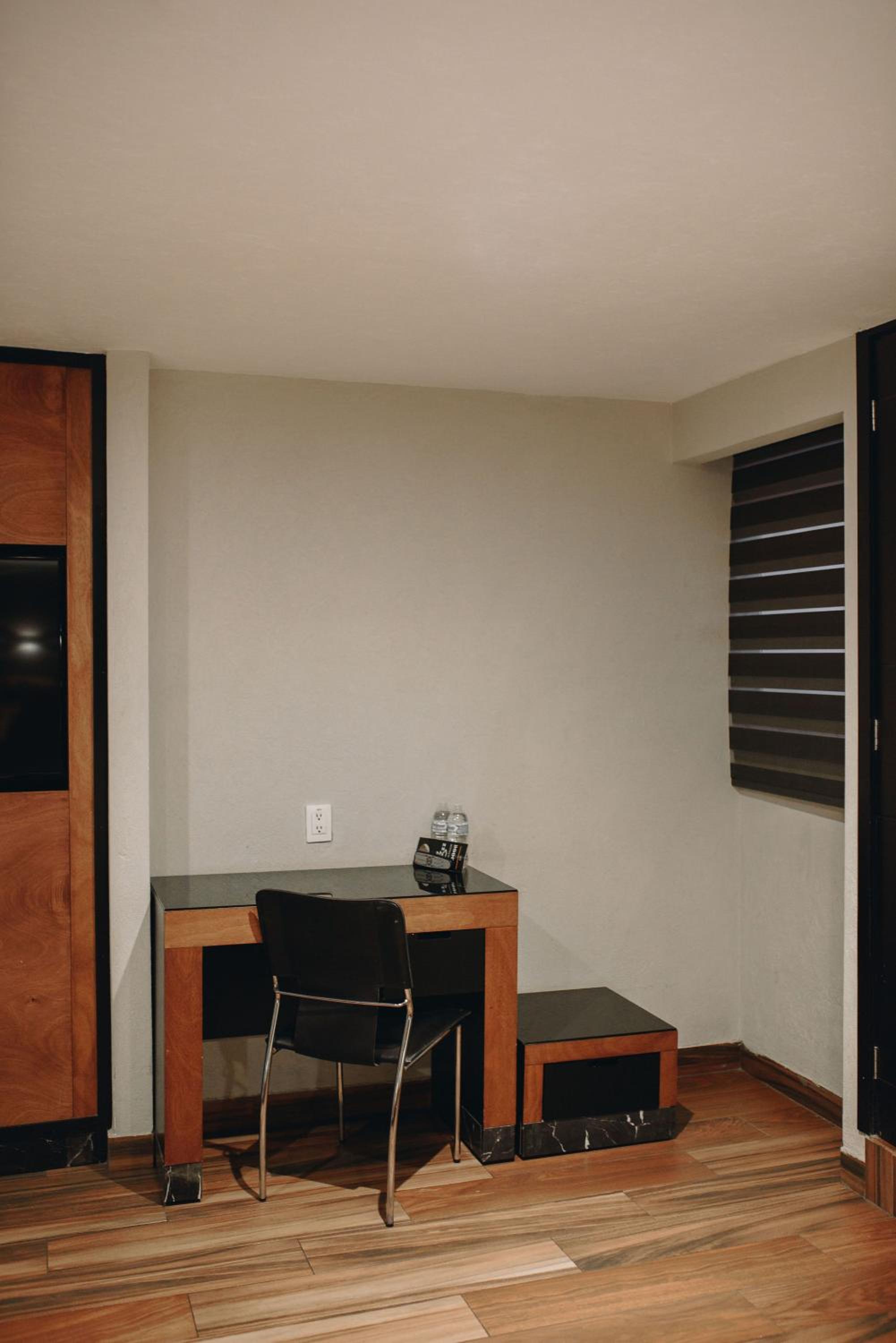 Standard Double Room with Two Double Beds - No view - Photo 6