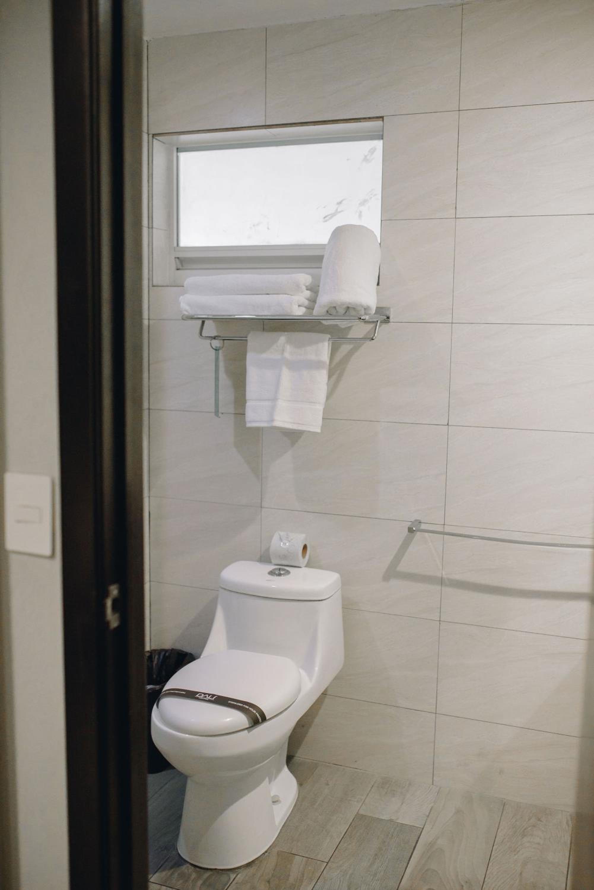 Standard Double Room with Two Double Beds - No view - Photo 7