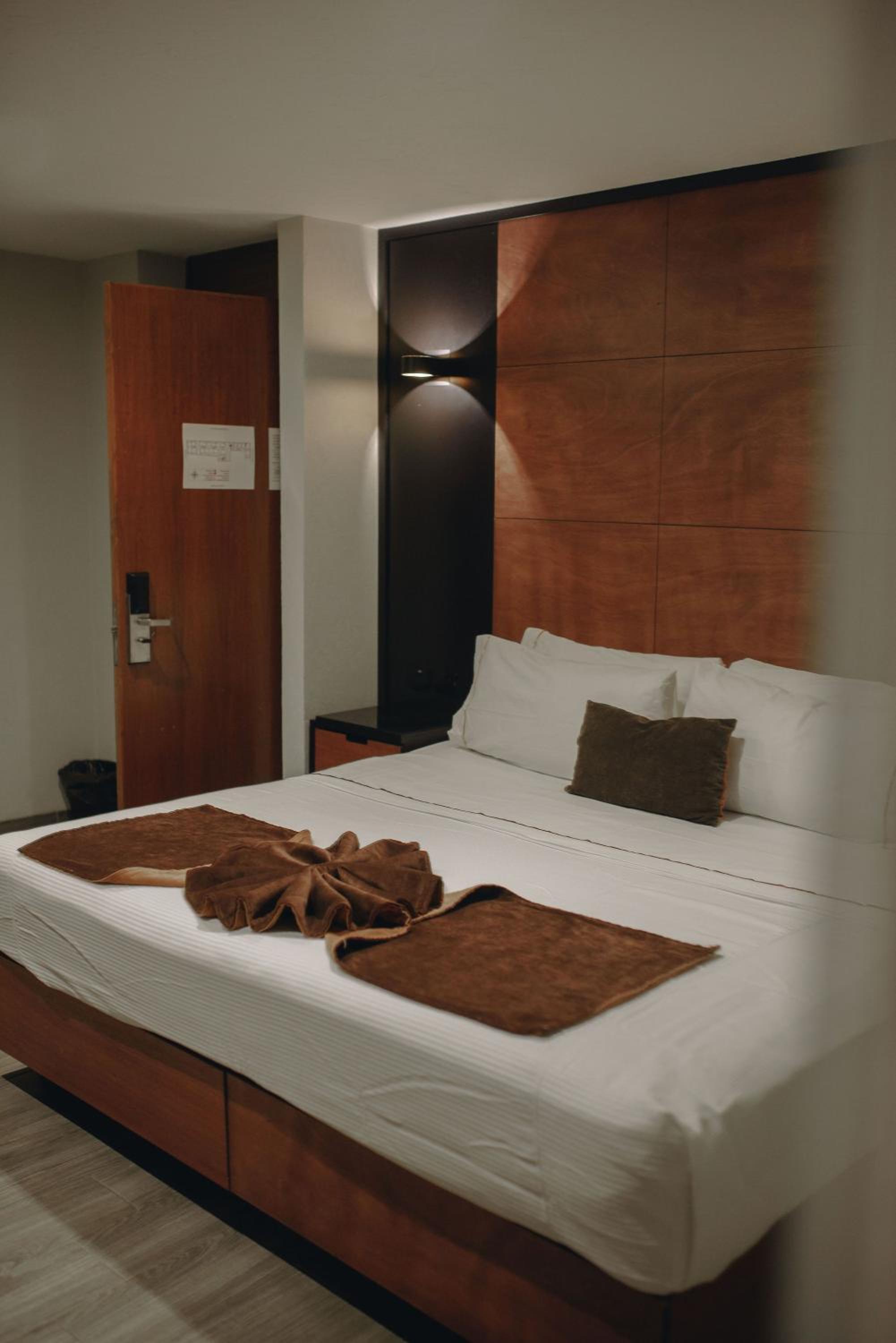 Standard King Room - No View - Photo 6