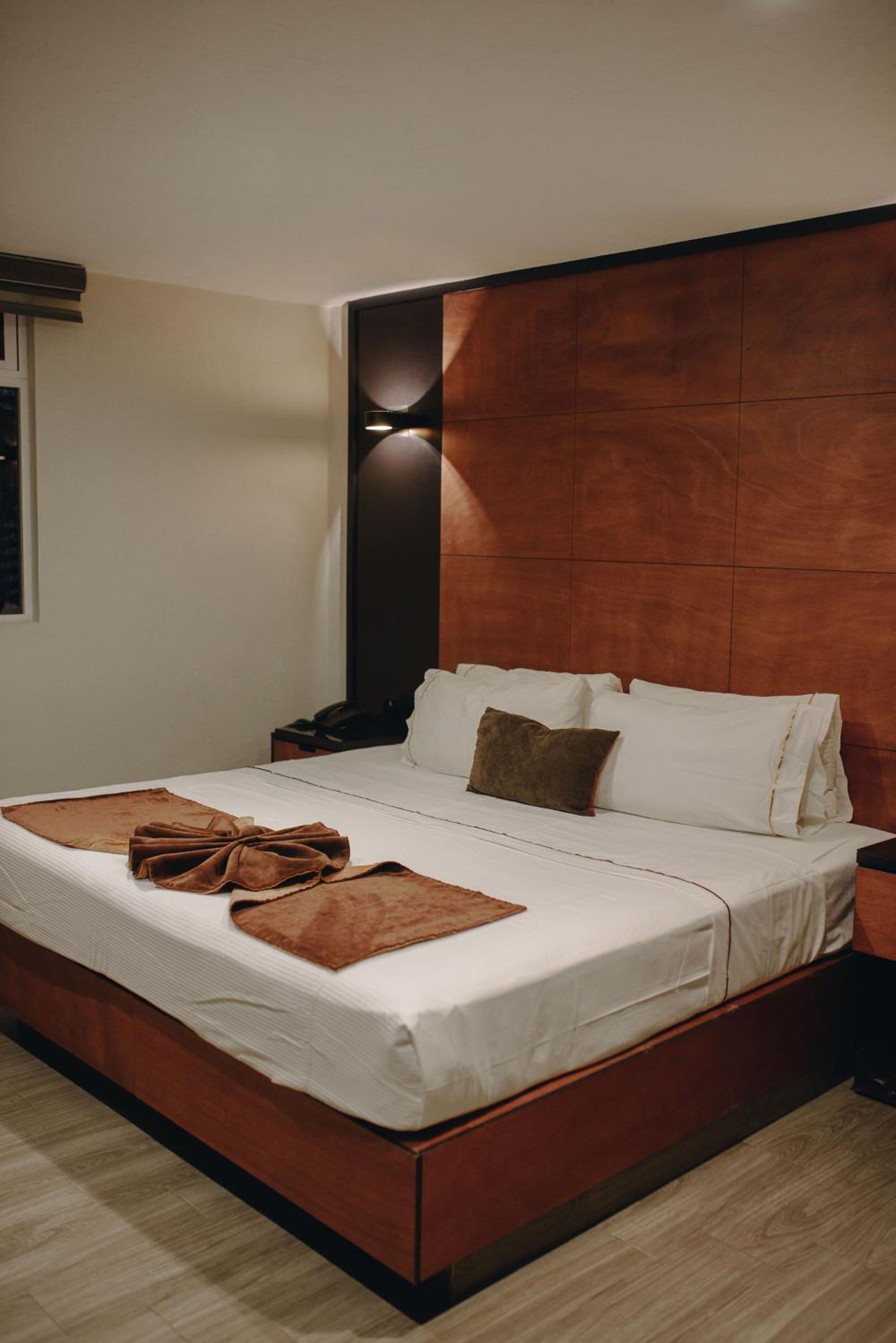 Standard King Room - No View - Photo 2