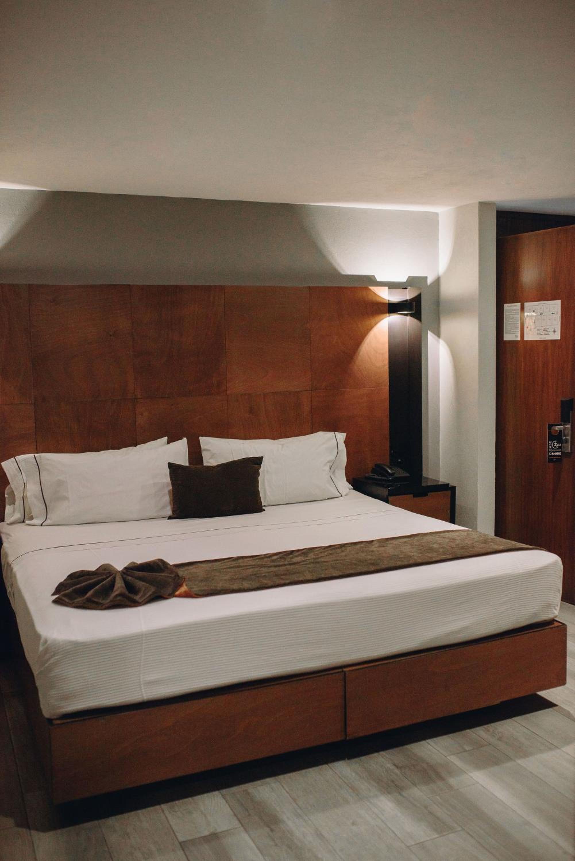 Standard King Room - No View - Photo 1