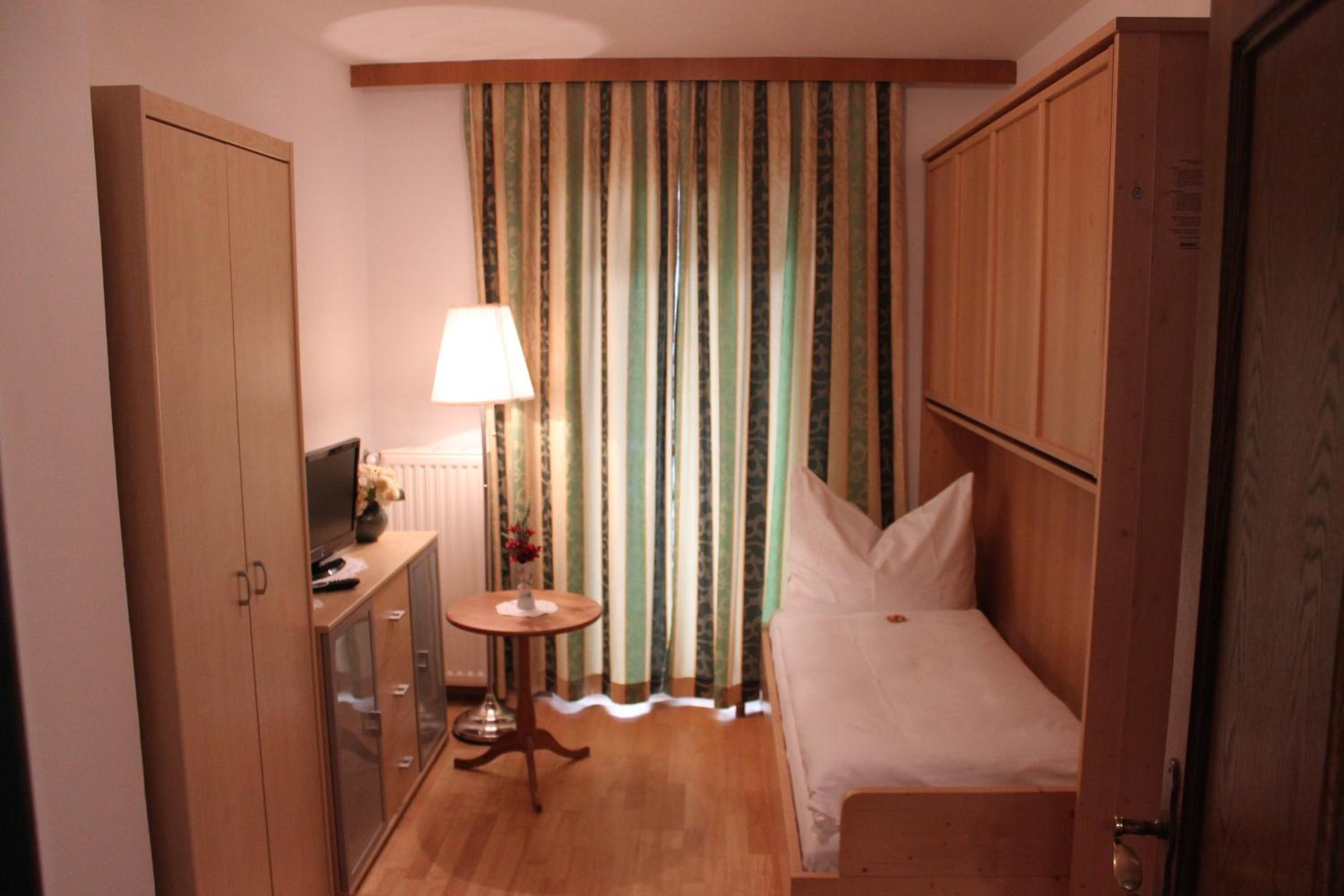Multi-bed Room with Garden View photo 2