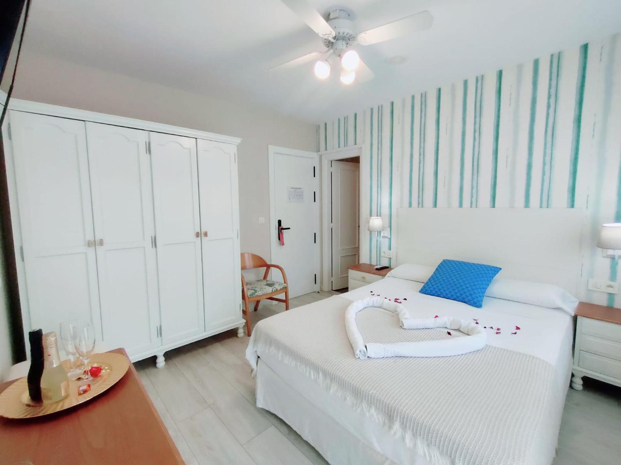 Deluxe Double or Twin Room with Sea View photo 3