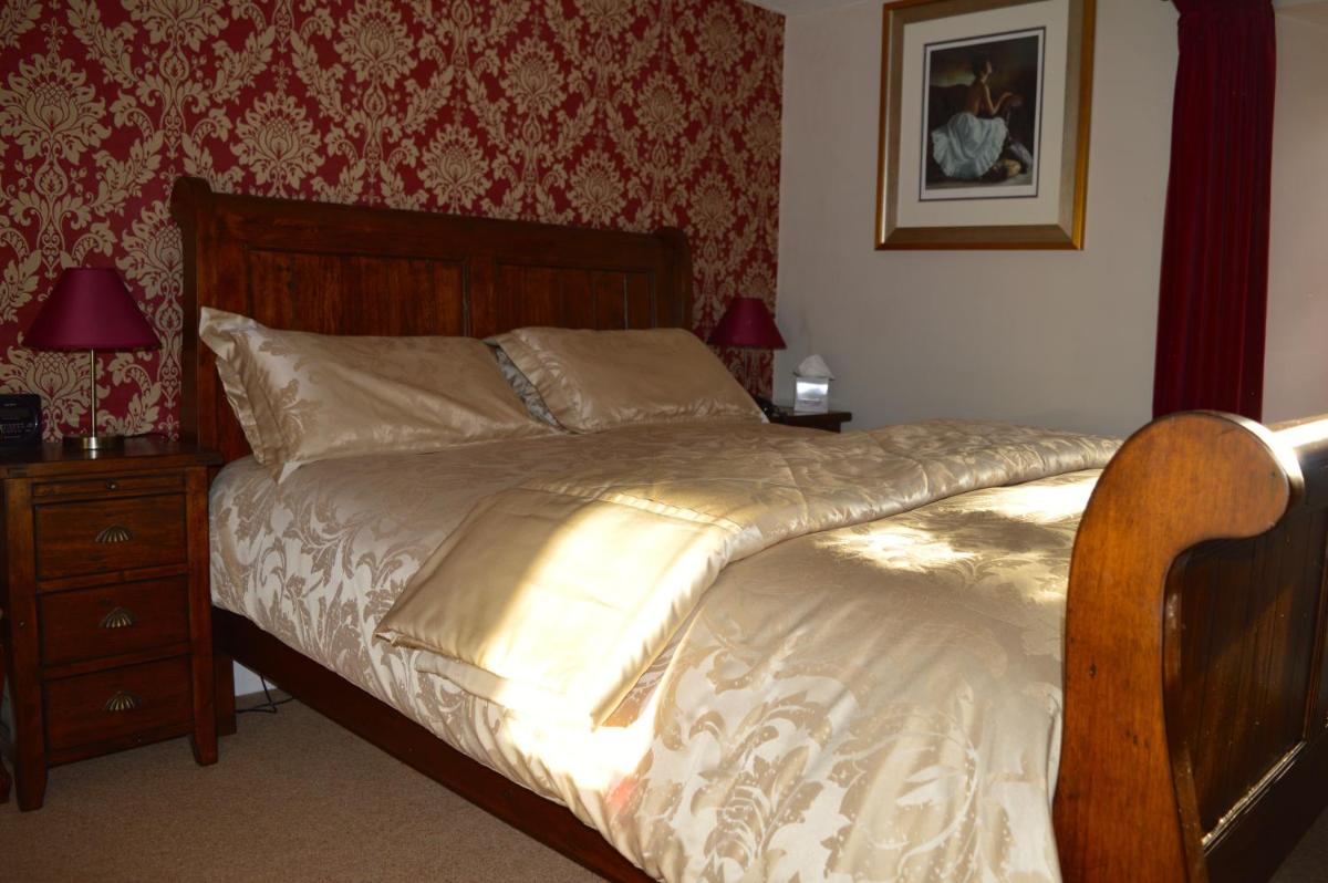 Deluxe King Room with Garden View photo 2