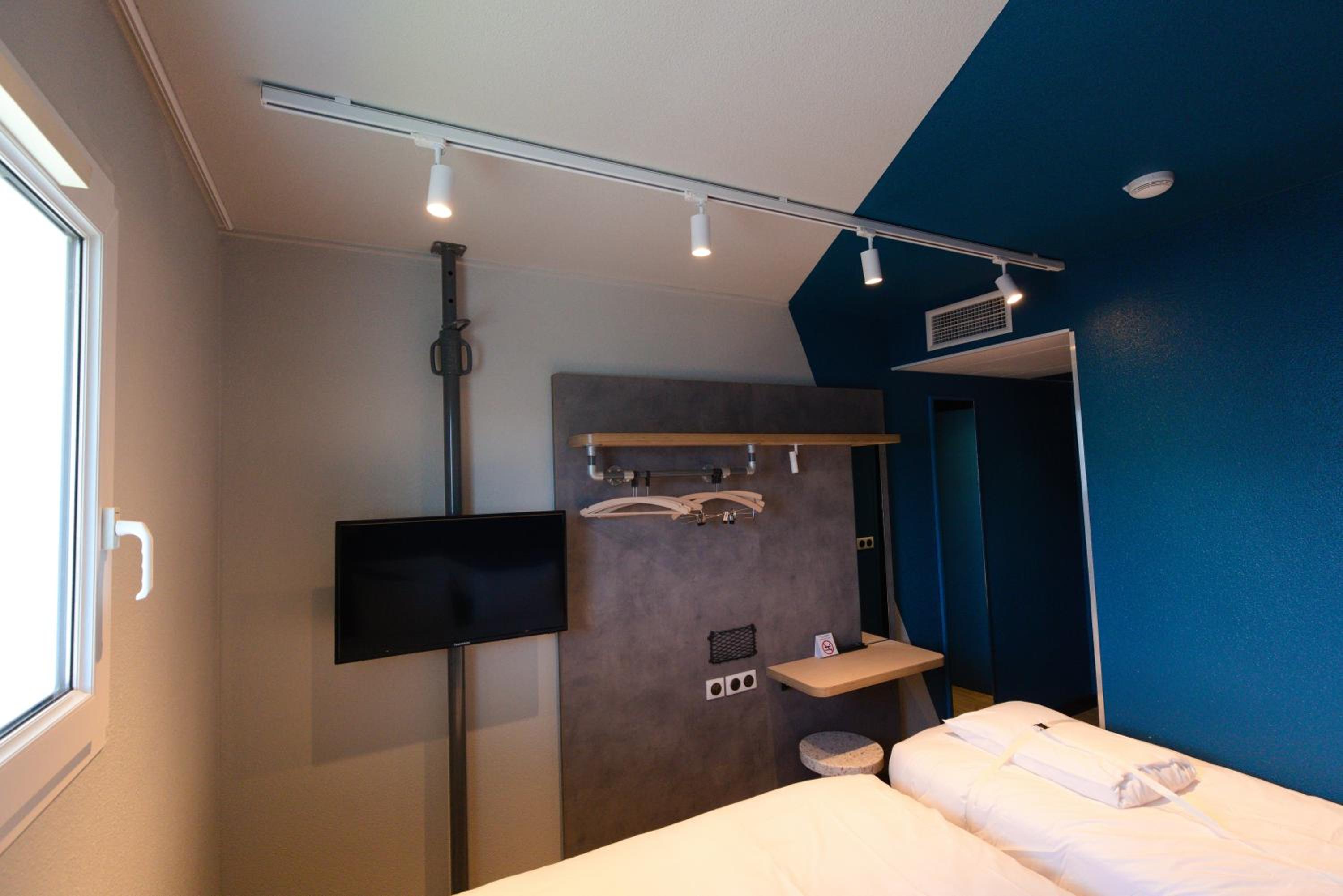 Family Room with One Double Bed and One Single Bed photo 2