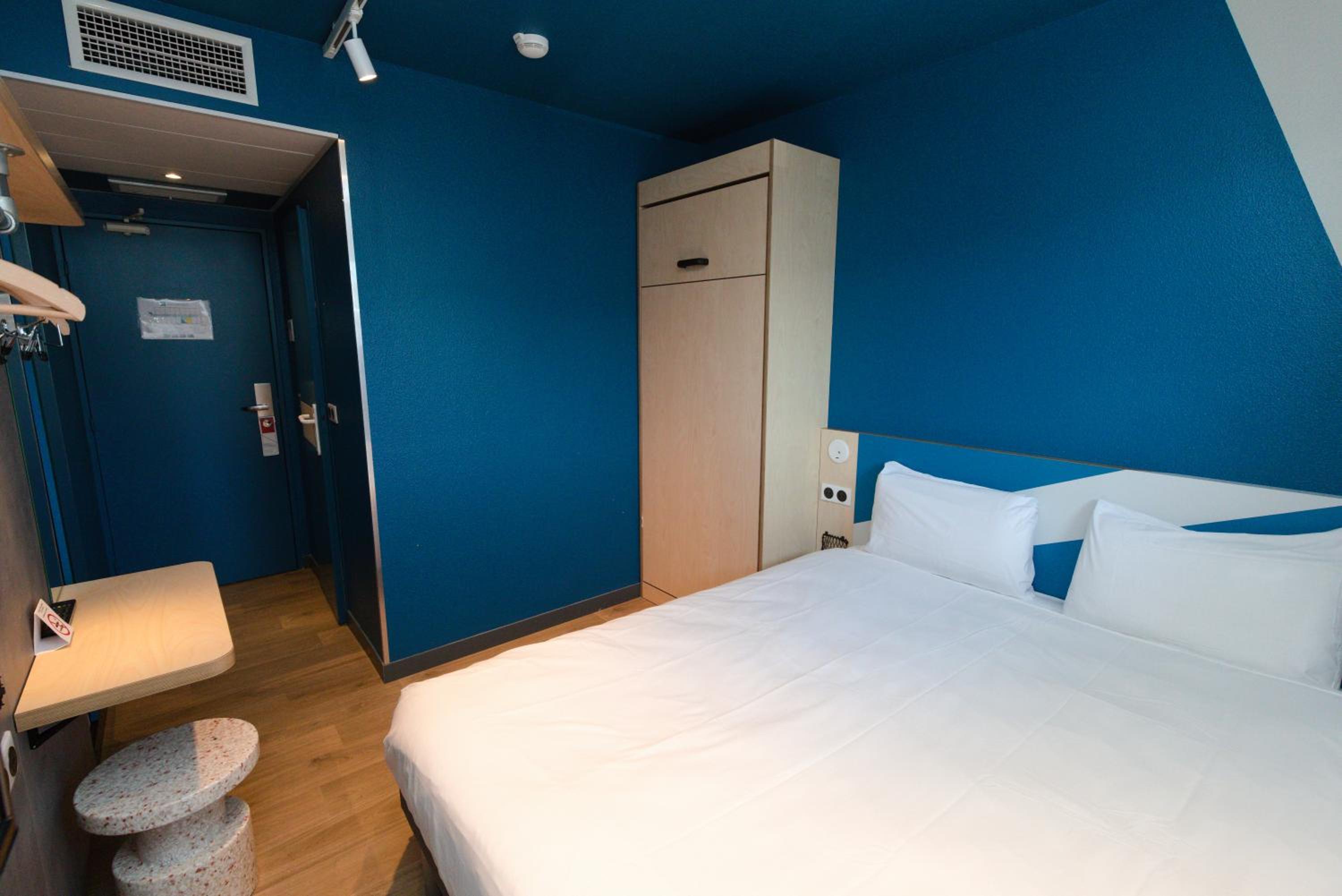 Family Room with One Double Bed and One Single Bed photo 3