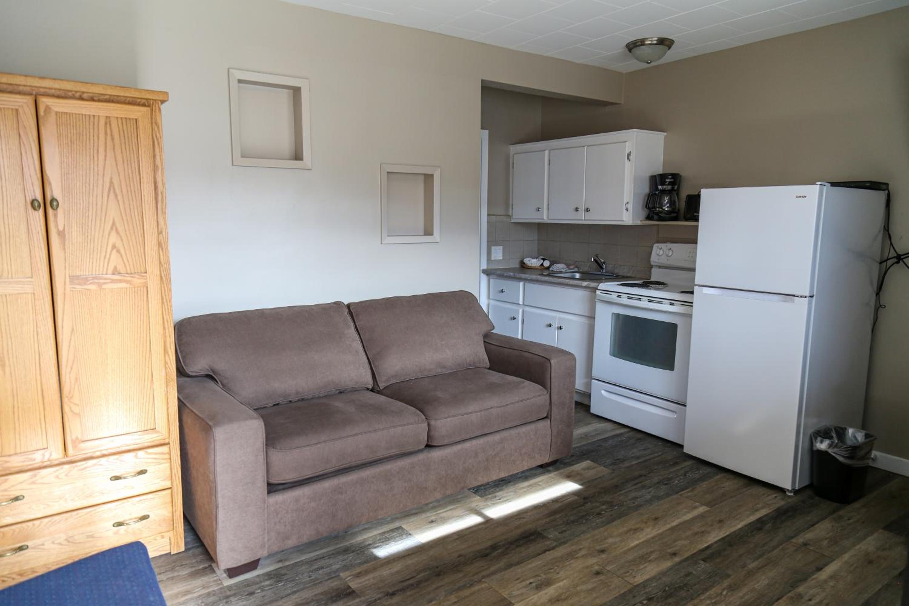 One-Bedroom Suite - Photo 6