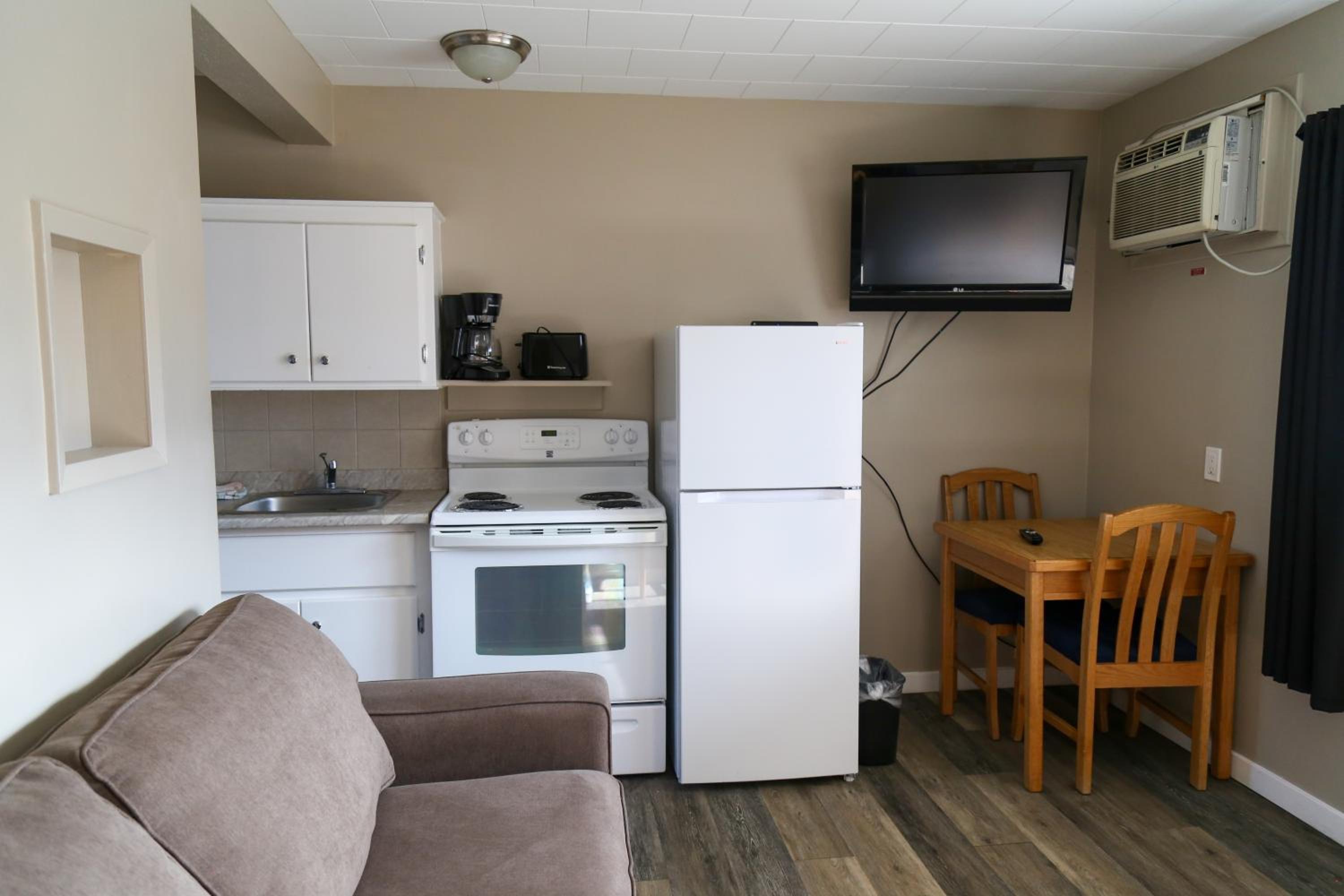 One-Bedroom Suite - Photo 7
