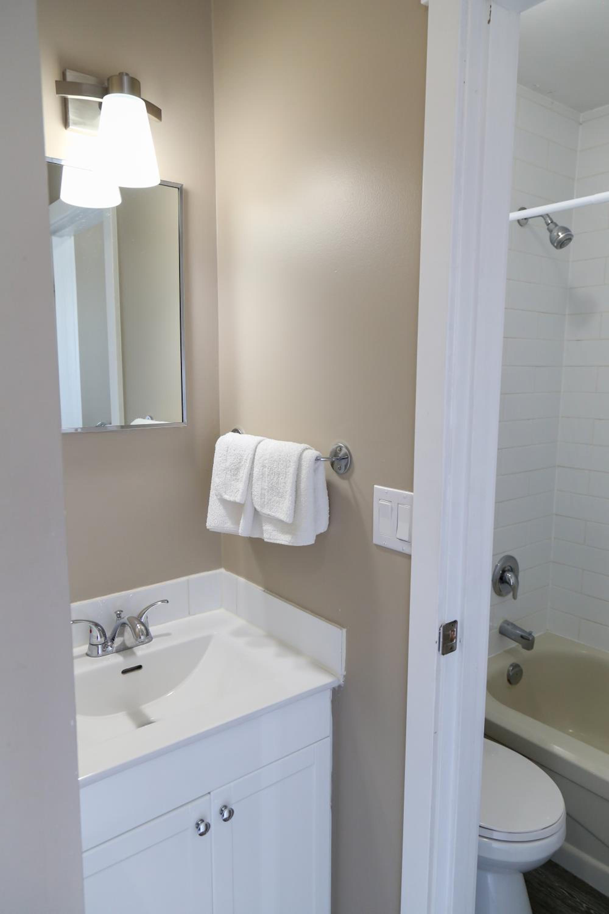 Quadruple Room with Lake View - Photo 5