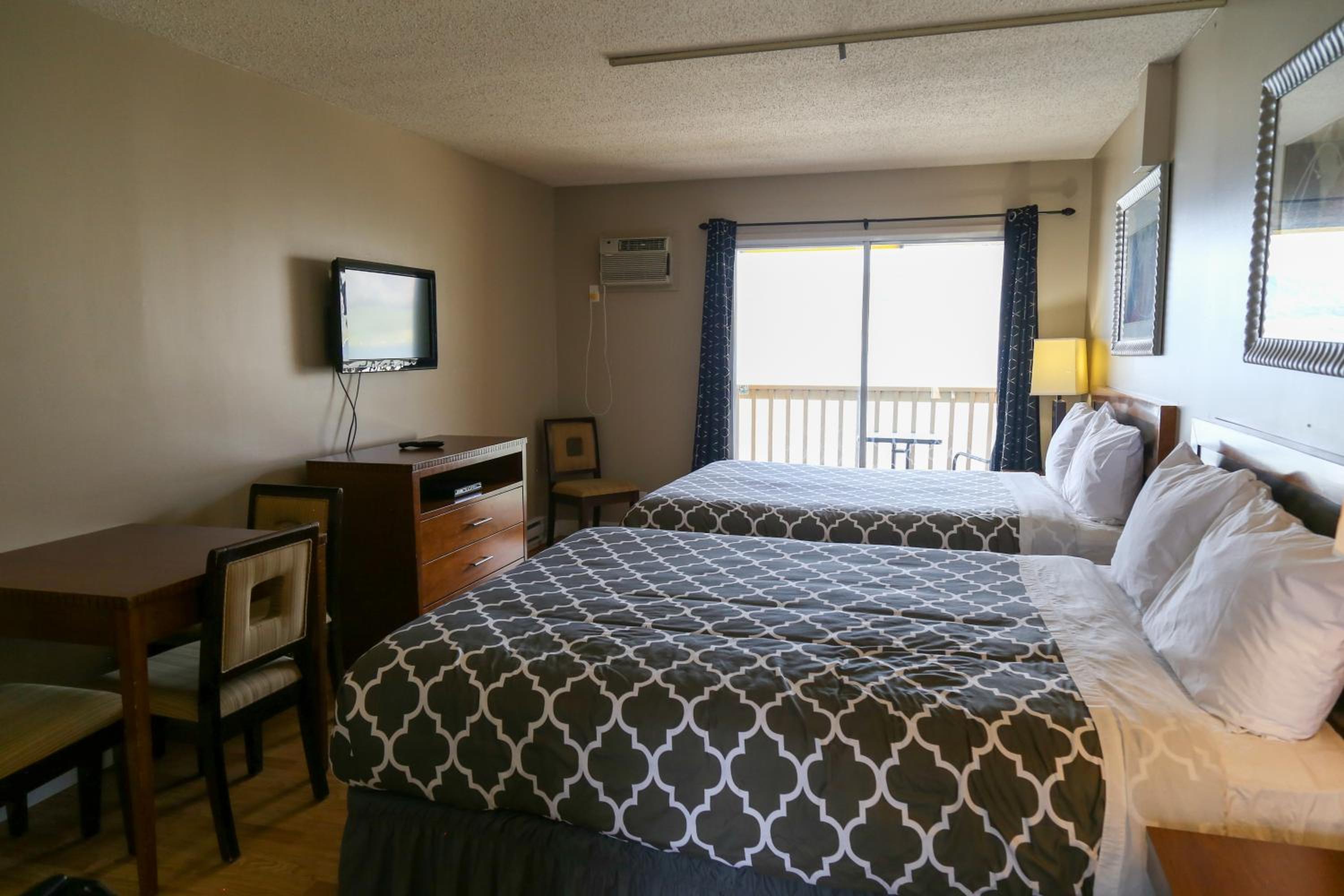 Quadruple Room with Lake View - Photo 11