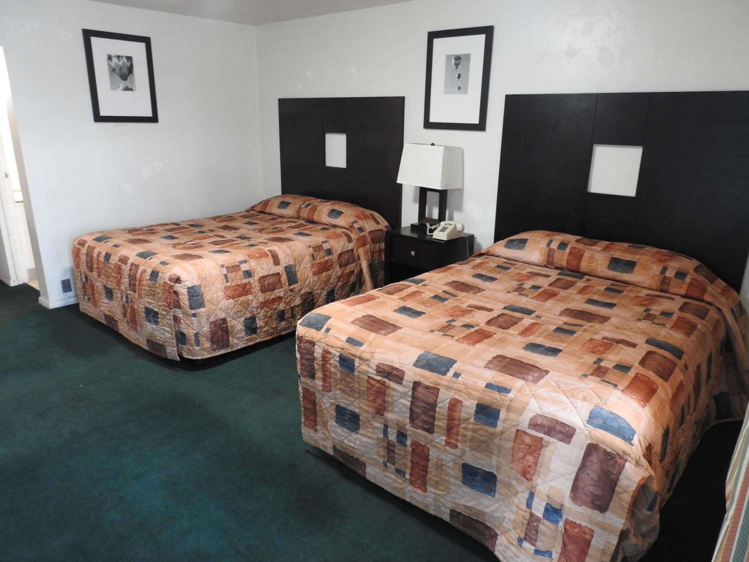 Queen Room with Two Queen Beds photo 1