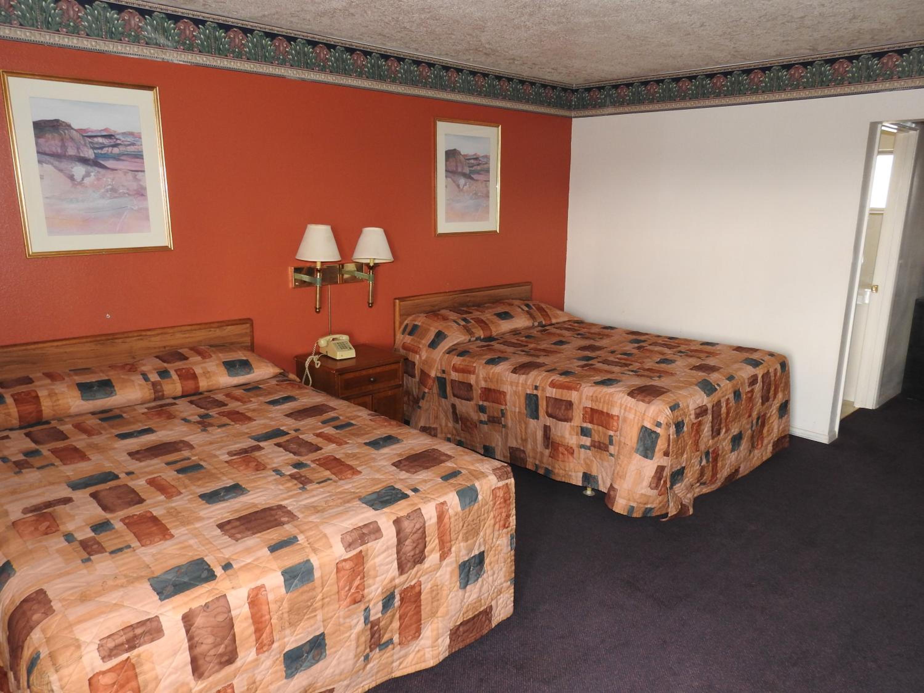 Queen Room with Two Queen Beds photo 2