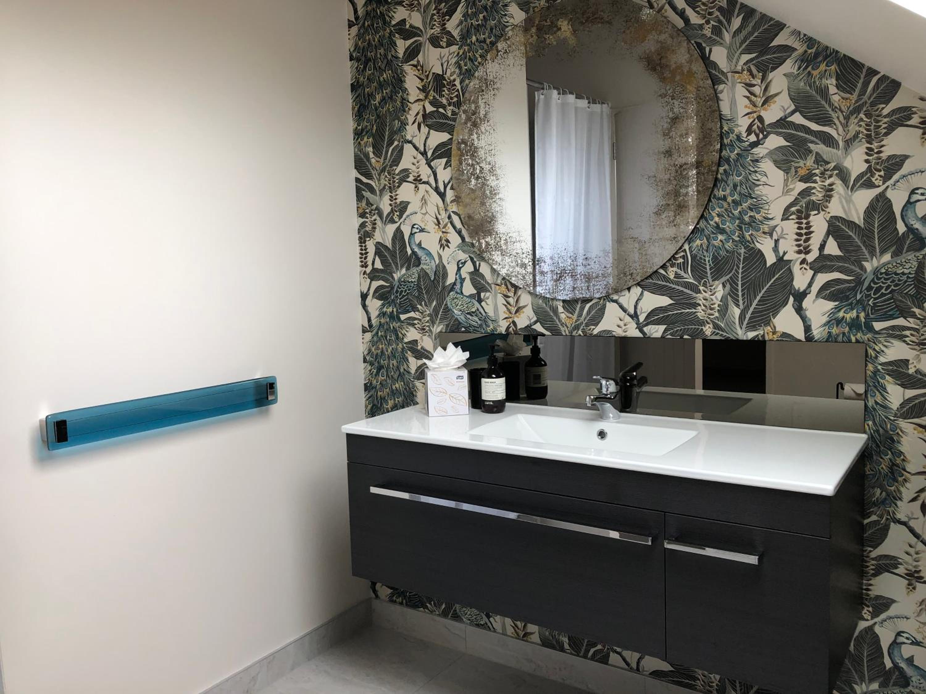 Deluxe Triple Queen with Ensuite photo 3