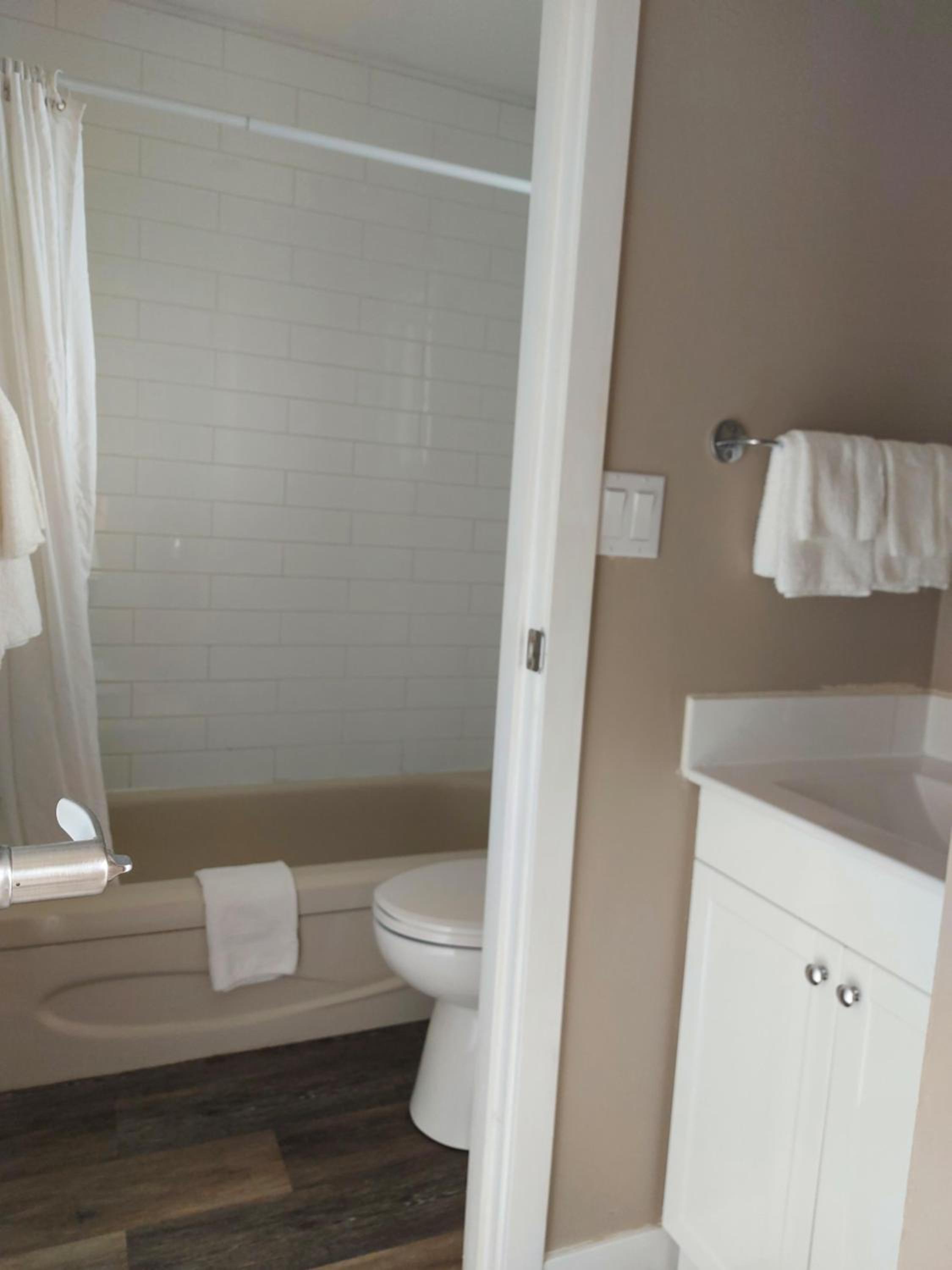 Quadruple Room with Lake View - Photo 3