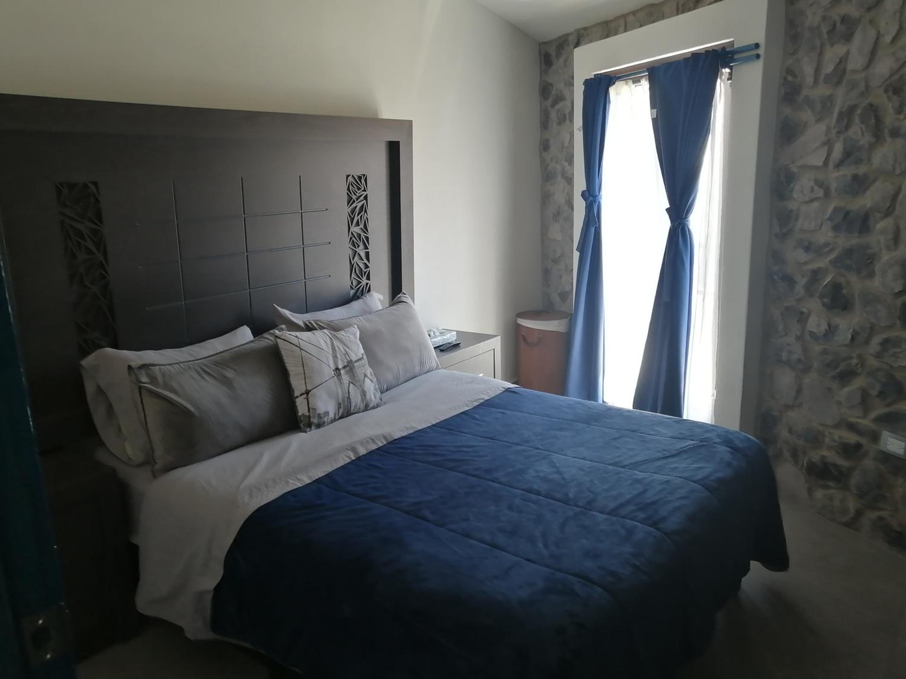 One-Bedroom Apartment - Photo 1