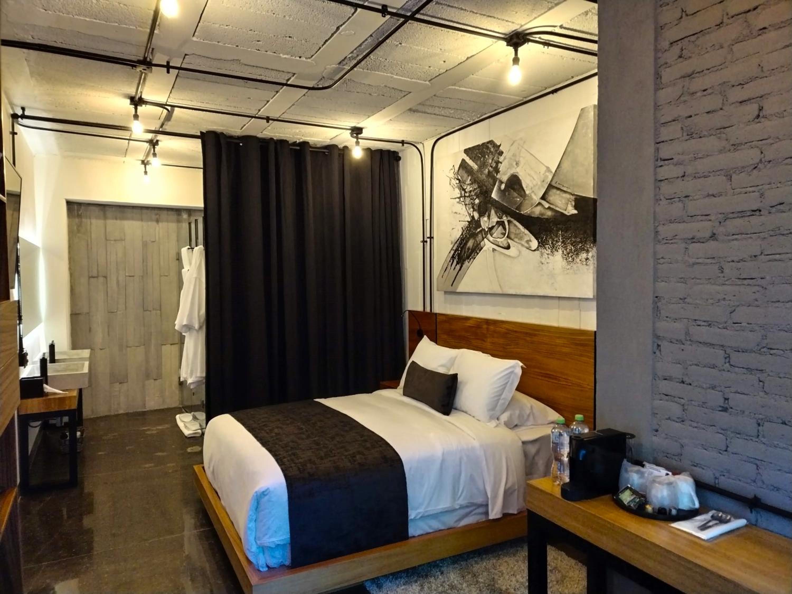 Standard Queen Room - Photo 8