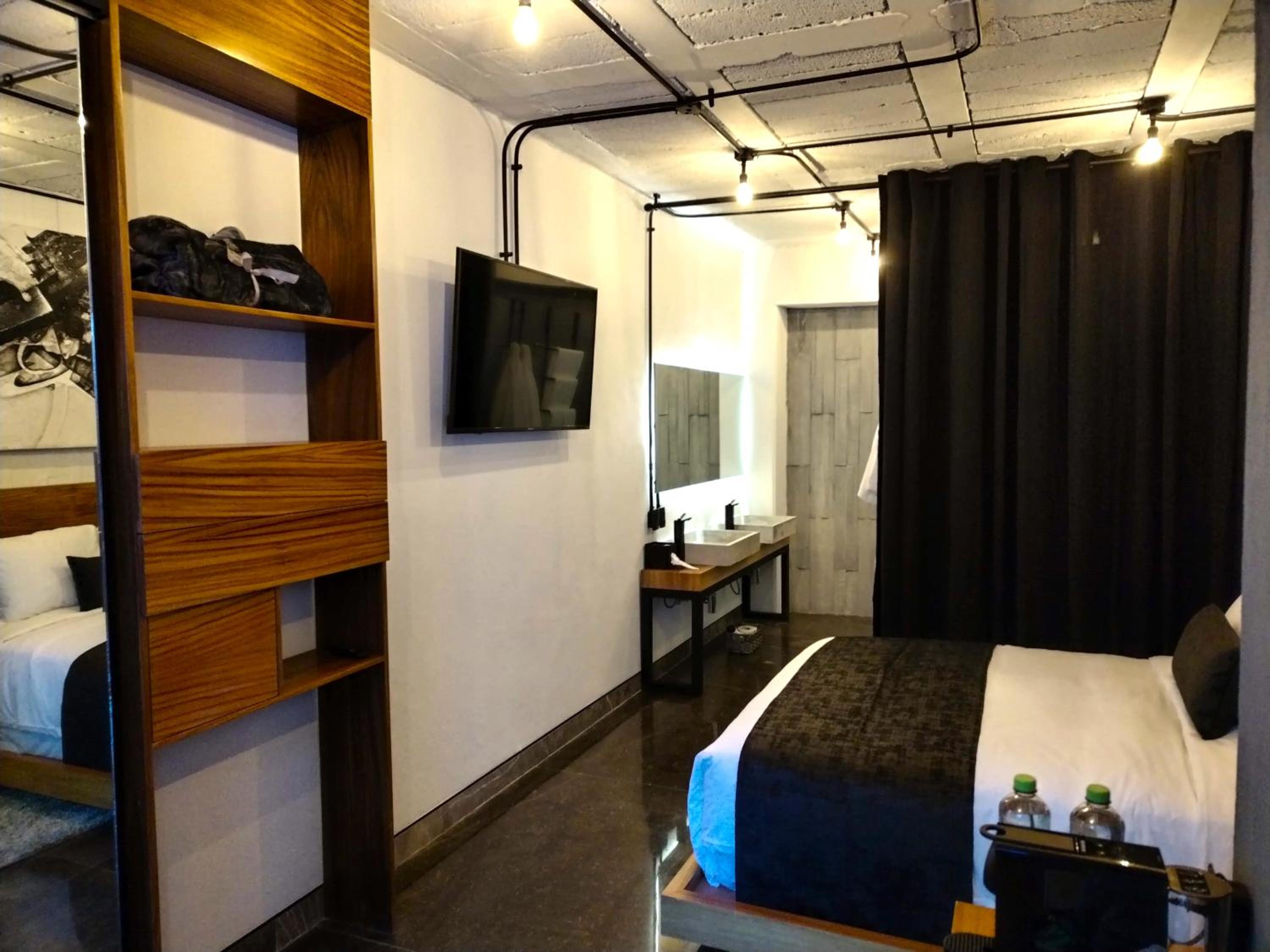 Standard Queen Room - Photo 7