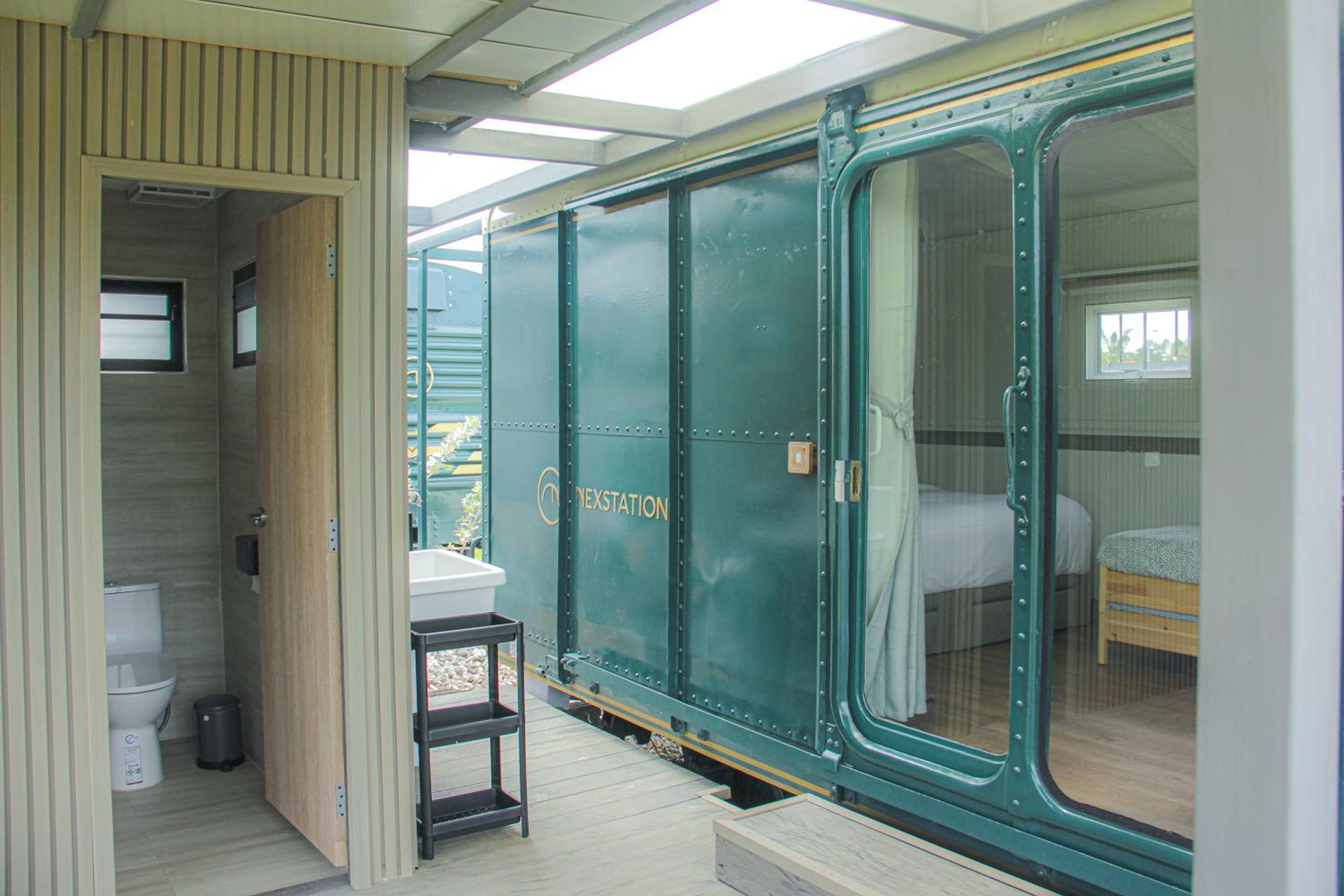 Deluxe King Suite - Photo 15