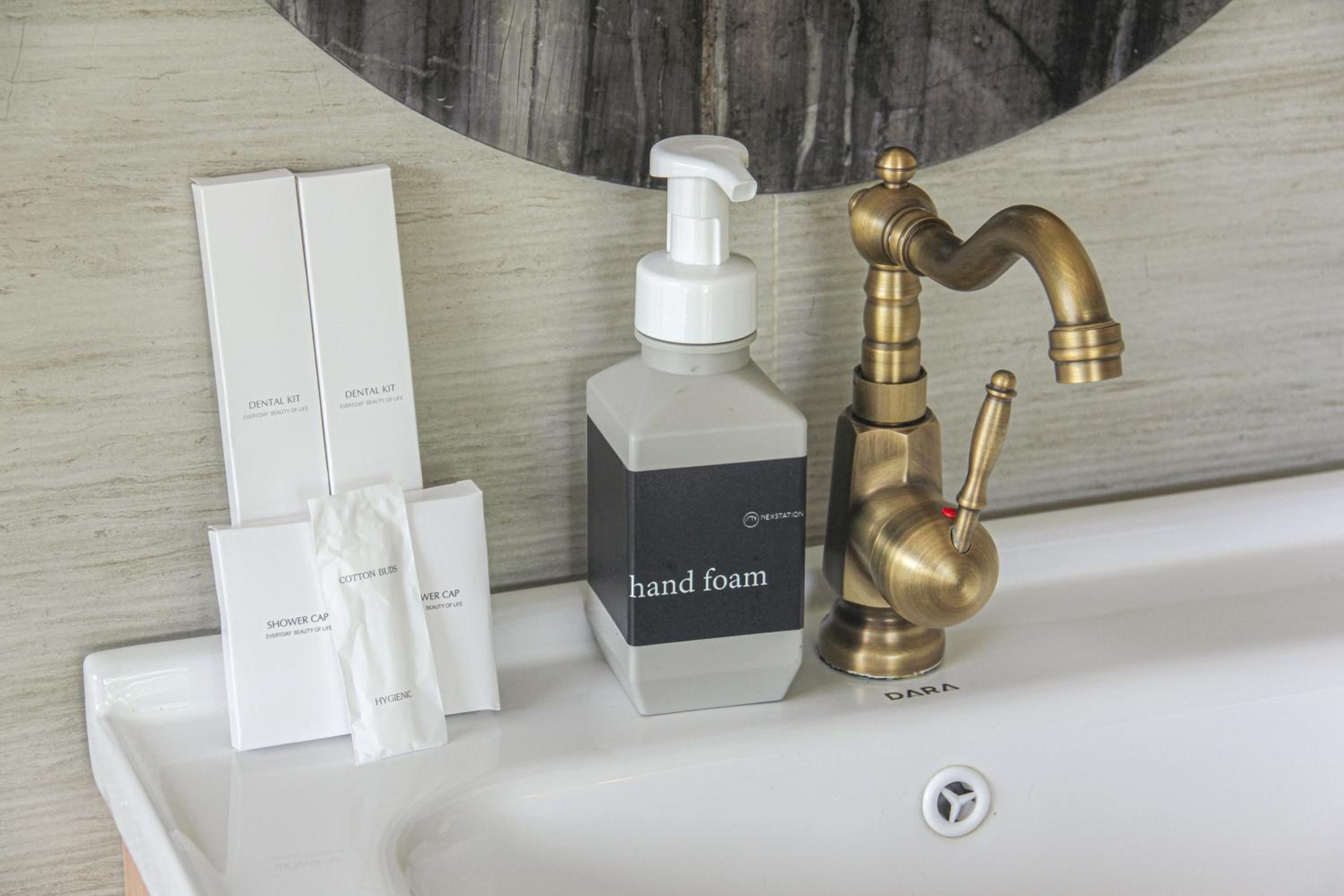 Deluxe King Suite - Photo 8