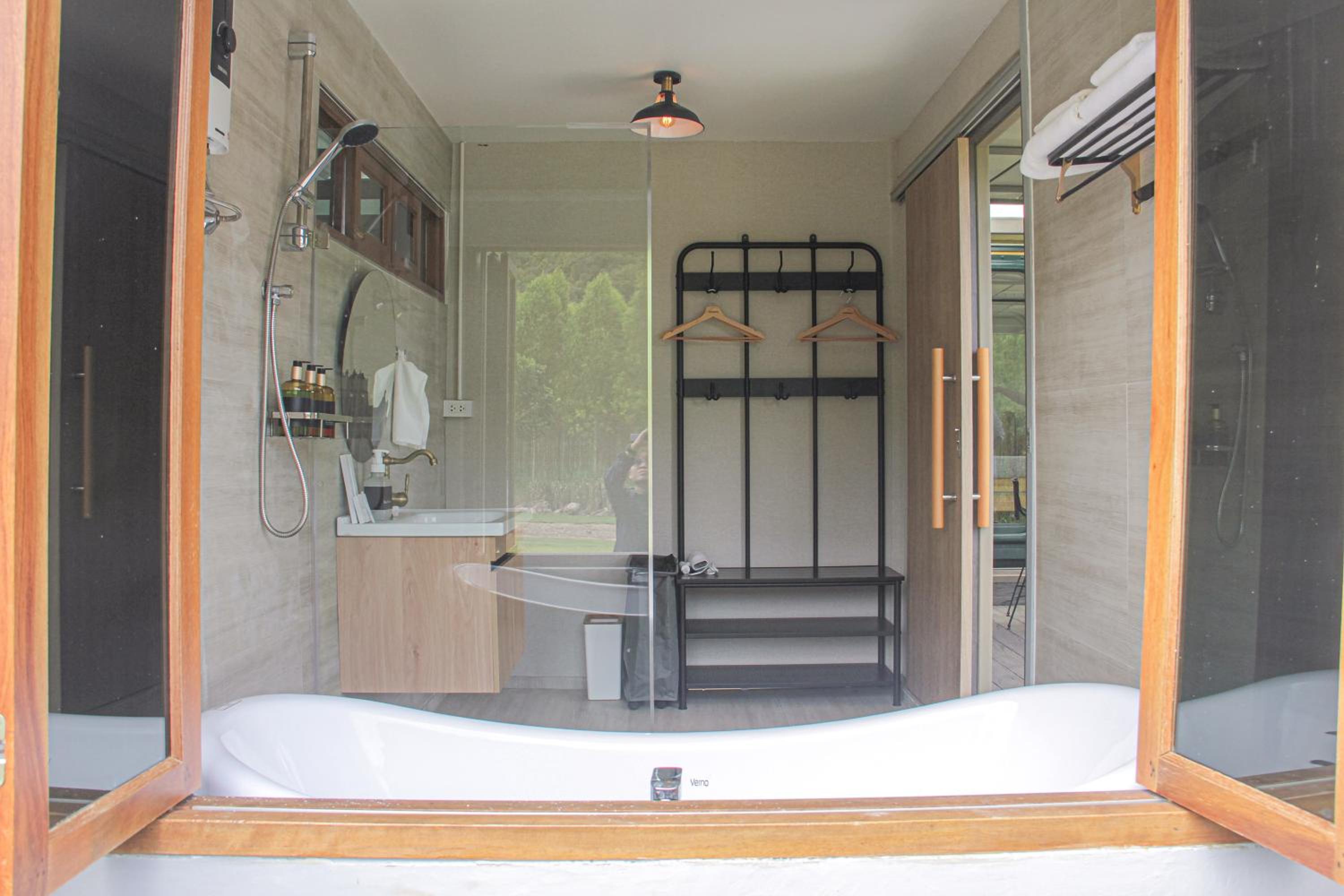 Deluxe King Suite - Photo 34