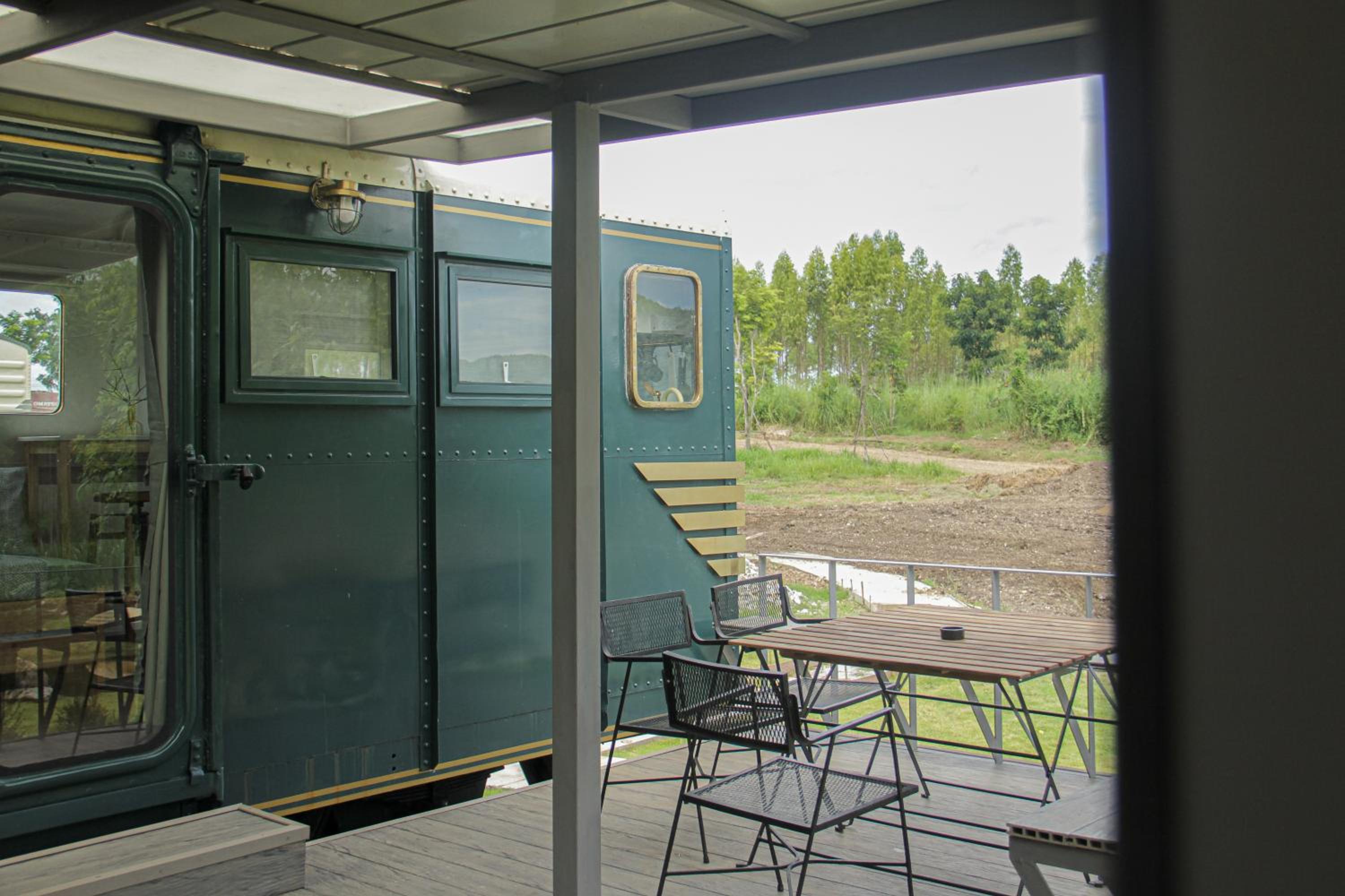 Deluxe King Suite - Photo 16