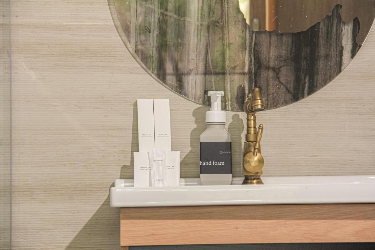 Deluxe King Suite - Photo 9