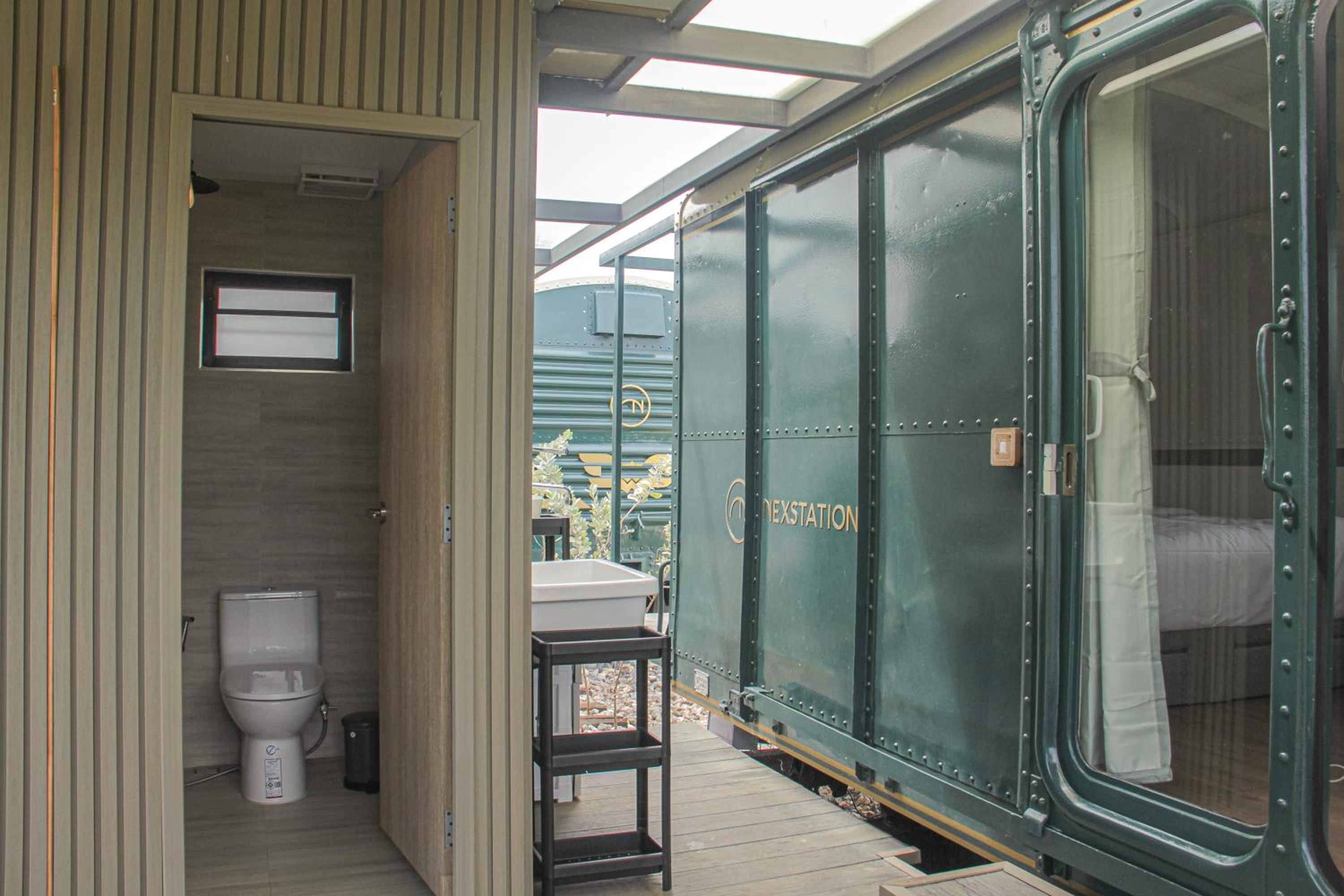 Deluxe King Suite - Photo 17