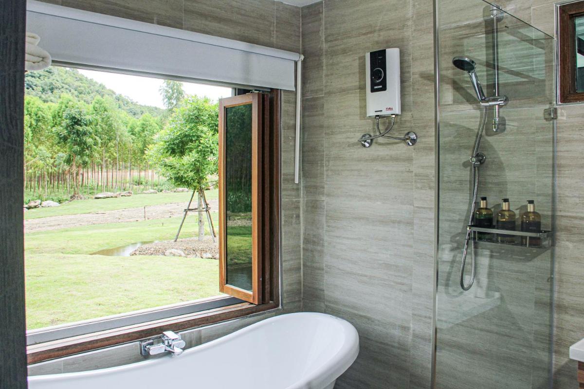 Deluxe King Suite - Photo 12